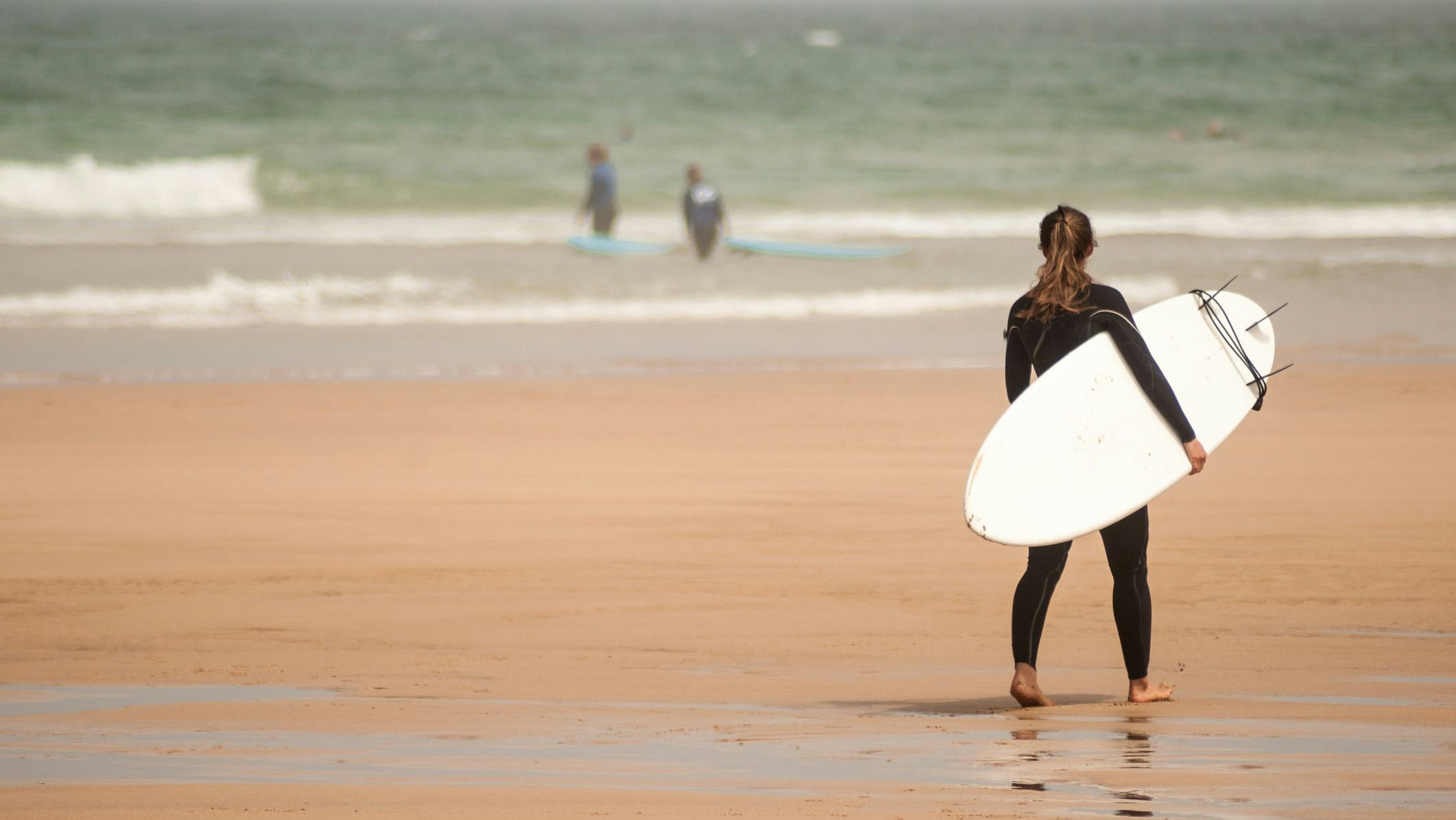 Im August liegt die Temperatur in der Algarve bei um die 29 Grad, der Himmel ist wolkenlos und die Strände schimmern wie Goldstaub.