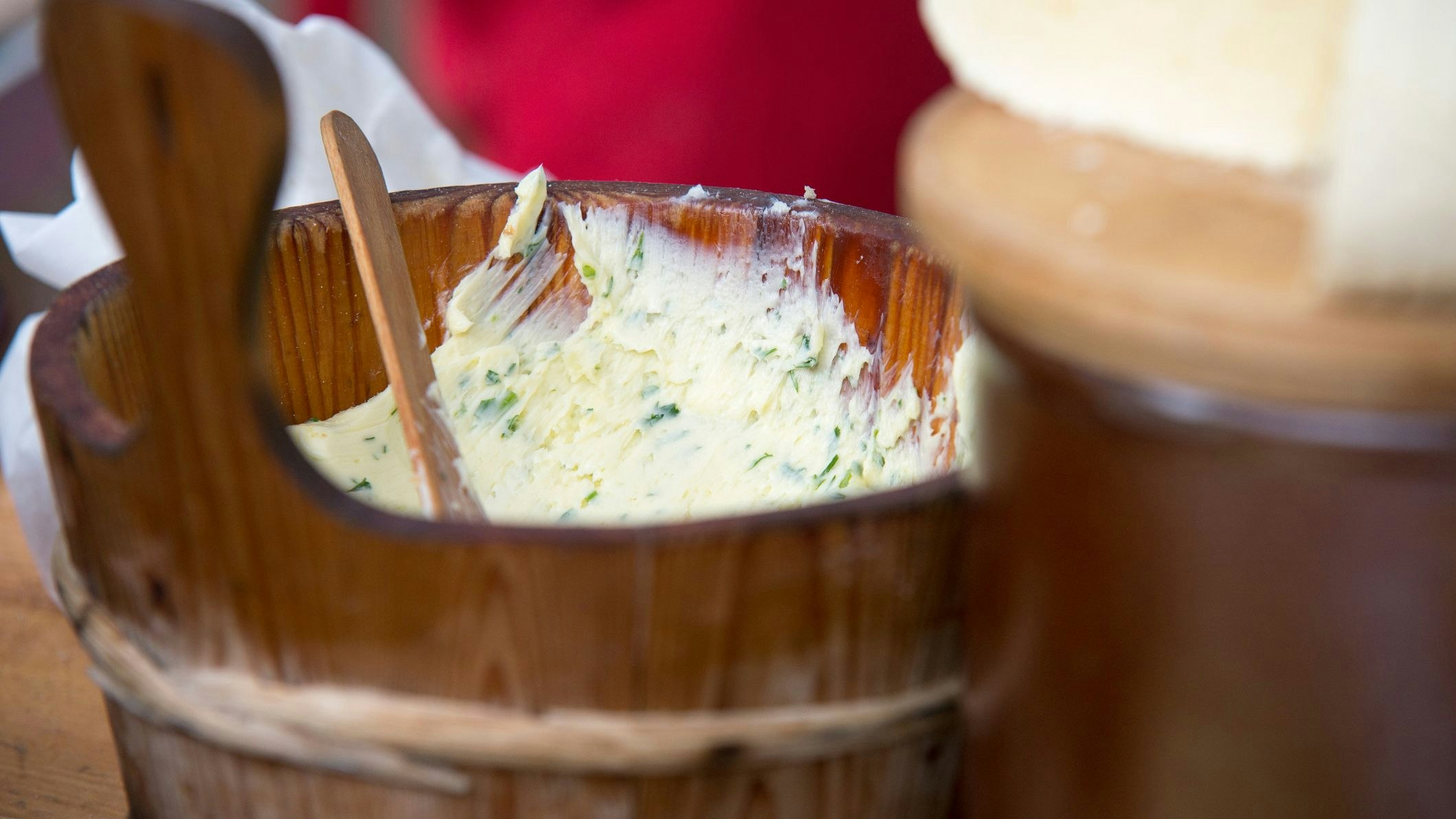 Der Höfe Trail kann in einzelnen, kurzen Etappen und über mehrere Tage mit Übernachtung in Berghütten bewandert werden - zwischendurch werden die Fertigkeiten der Bauern gelernt.