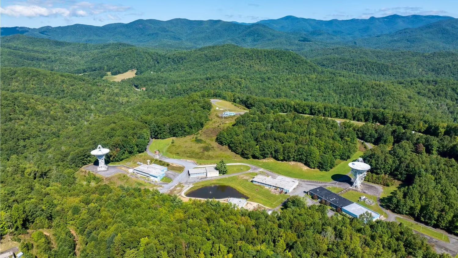 Im Preis sind nicht nur über 30 Gebäude inbegriffen, sondern auch praktisch der ganze Wald, den du auf diesem Bild sehen kannst.