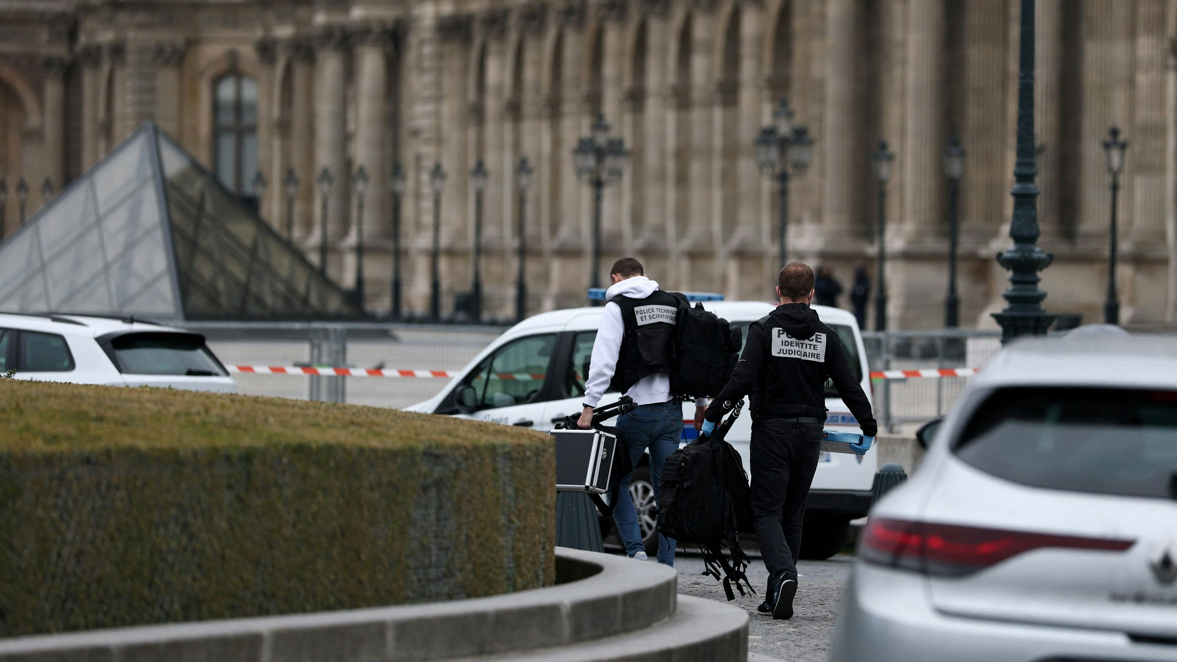 Die Erhebungen nach dem Raubüberfall auf den Louvre sind immer noch im Gange. 
