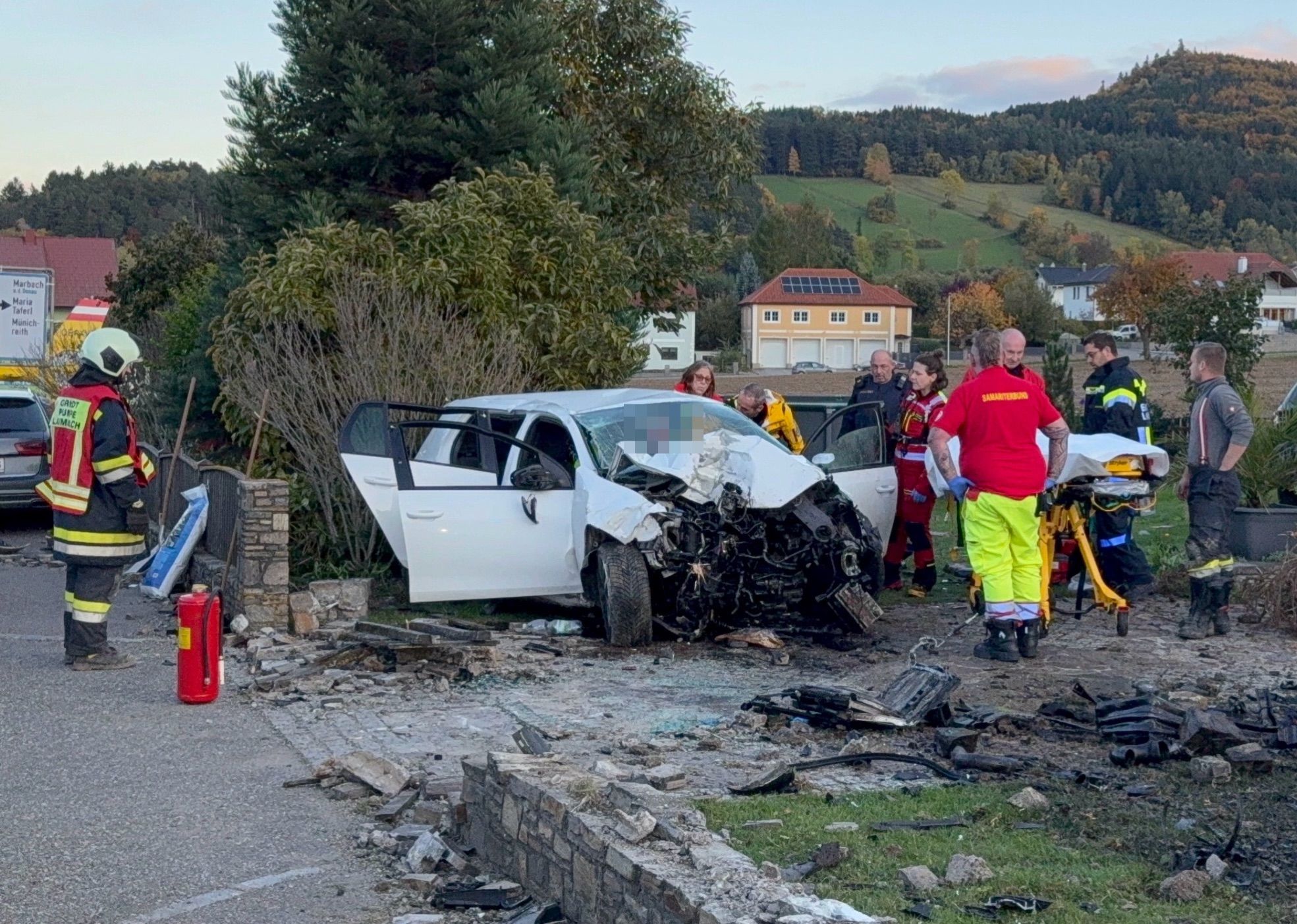 Pkw prallte gegen Gartenmauer – Lenker verletzt