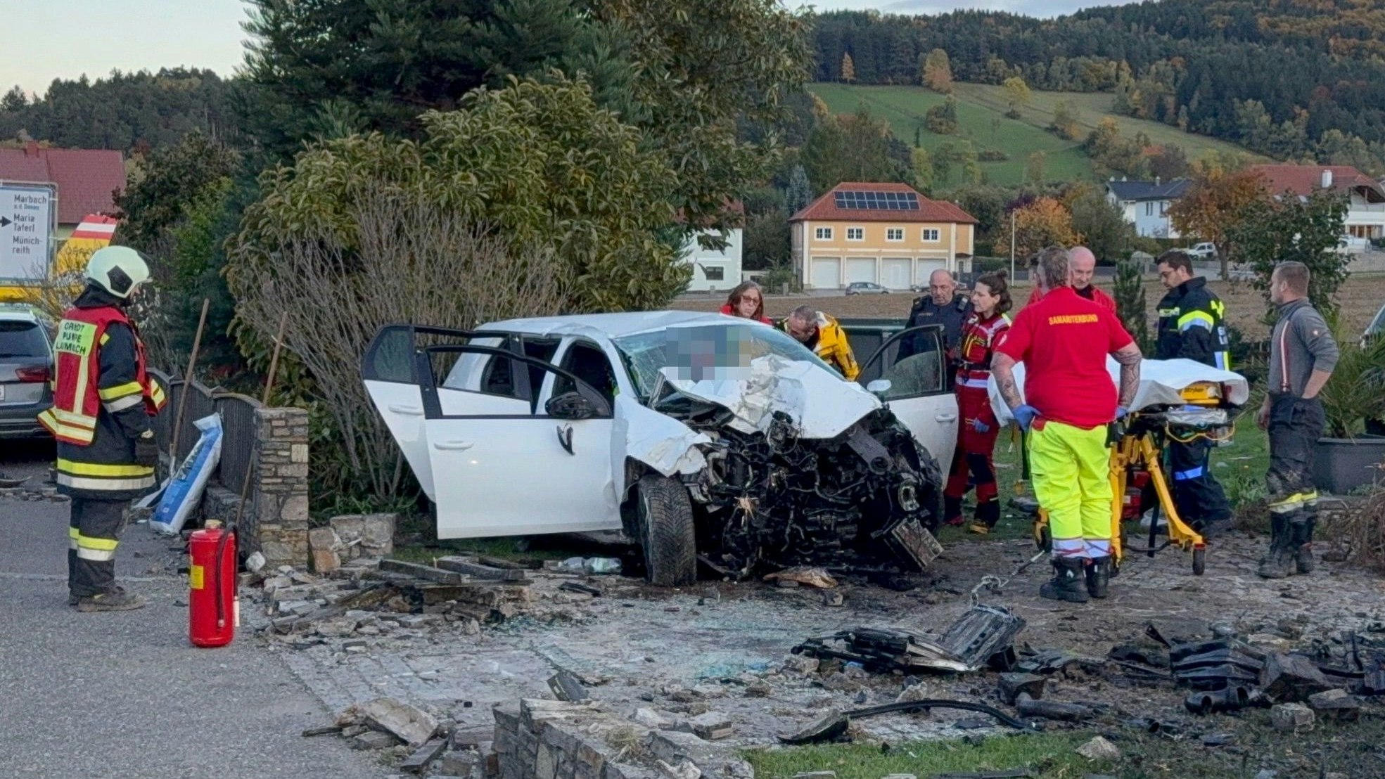 Heute.at - Alkounfall! Mann kracht mit Pkw gegen Gartenmauer