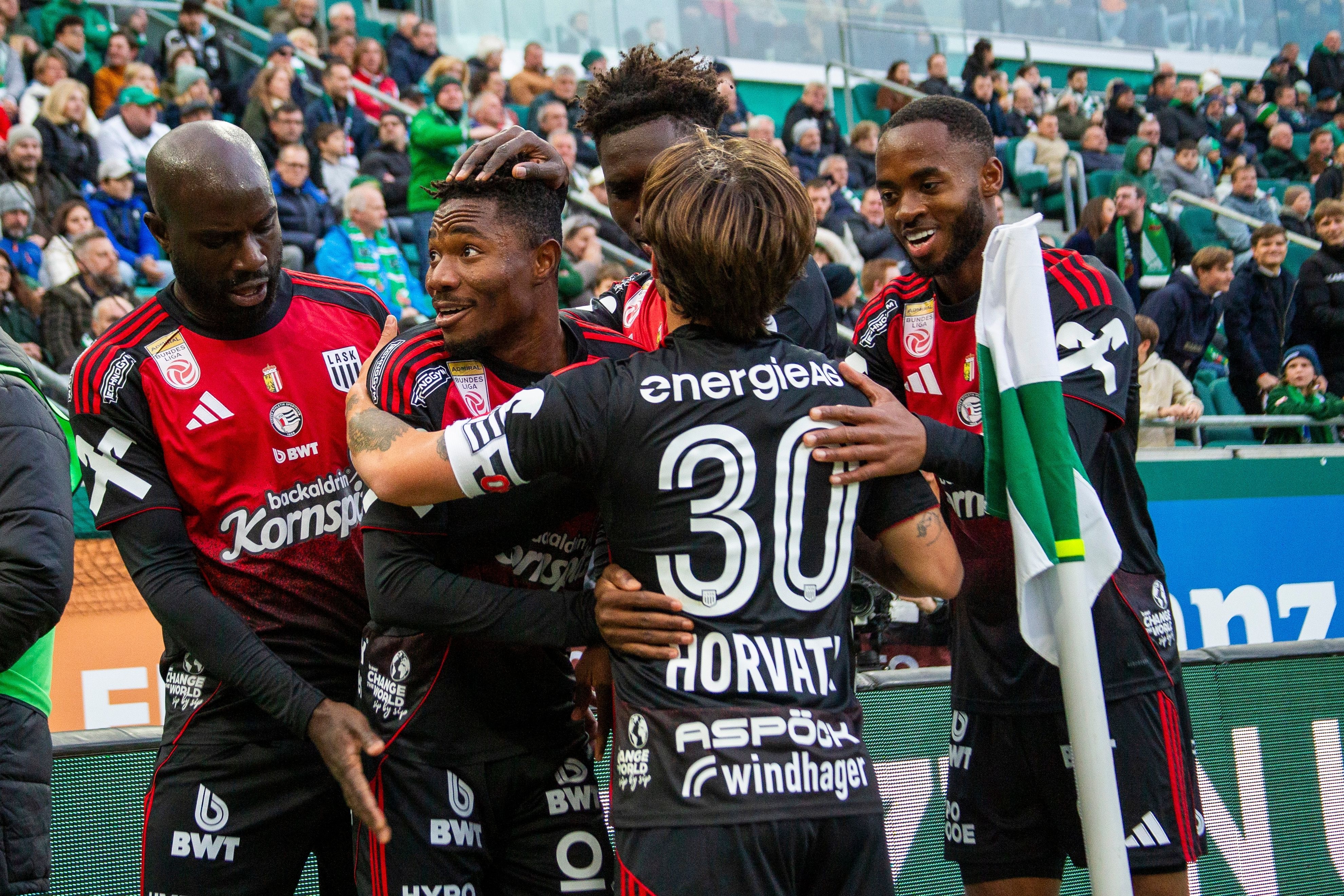 Der LASK jubelt über das frühe 1:0 in Hütteldorf.