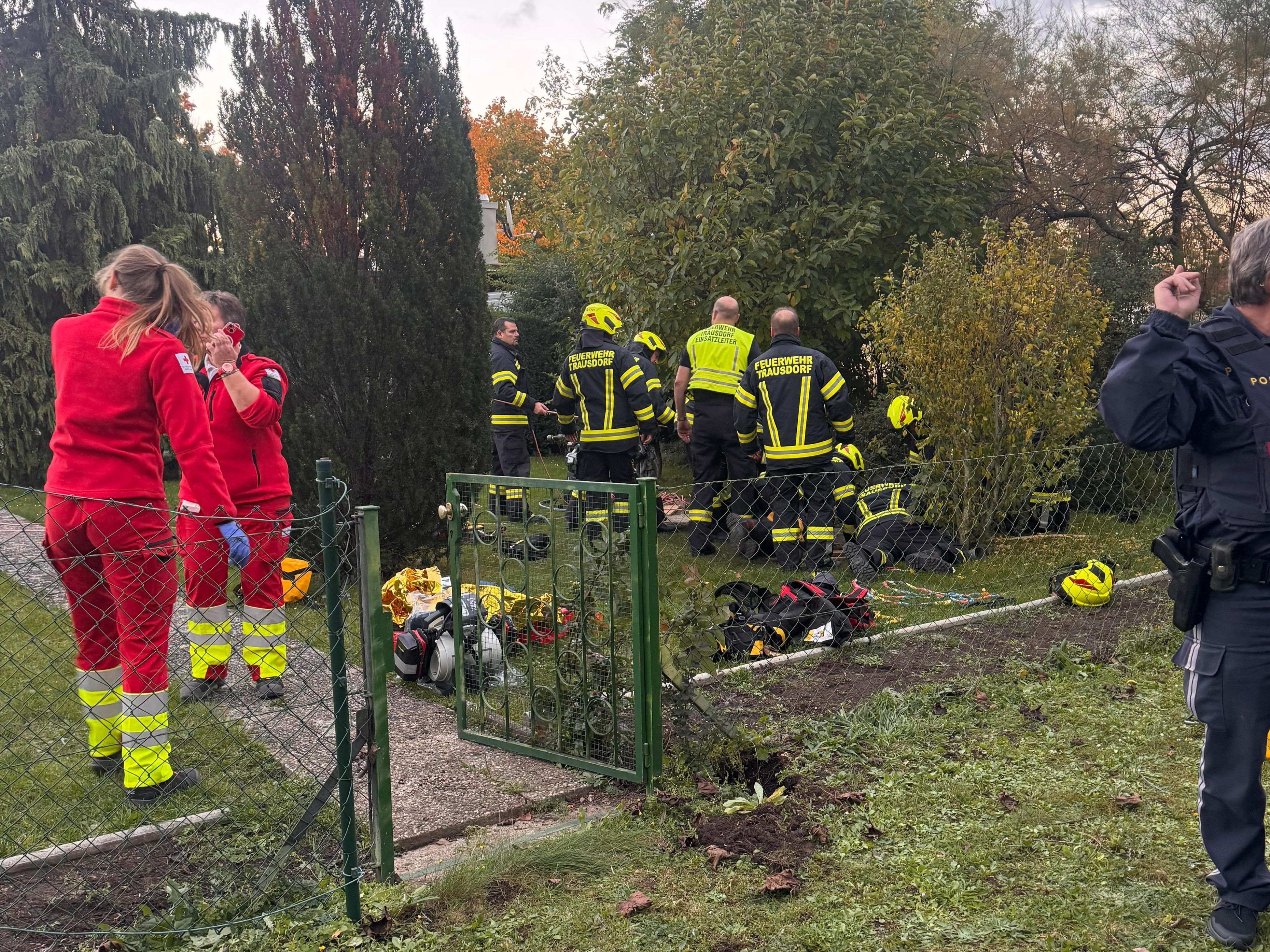 Die Feuerwehr musste den Mann am Samstag aus dem Brunnen befreien.