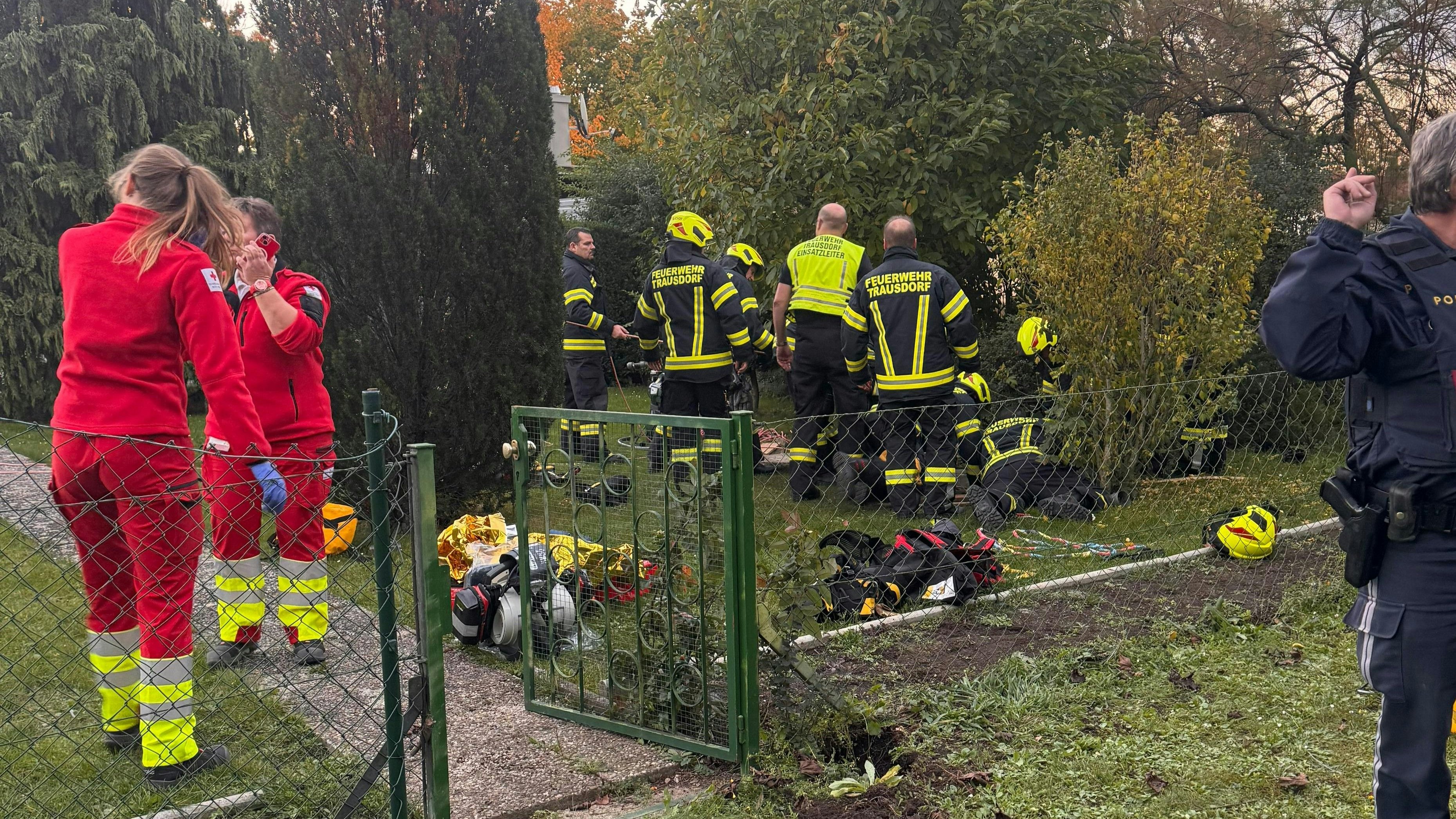 Heute.at - Feuerwehr rettet Mann aus Brunnen in Trausdorf