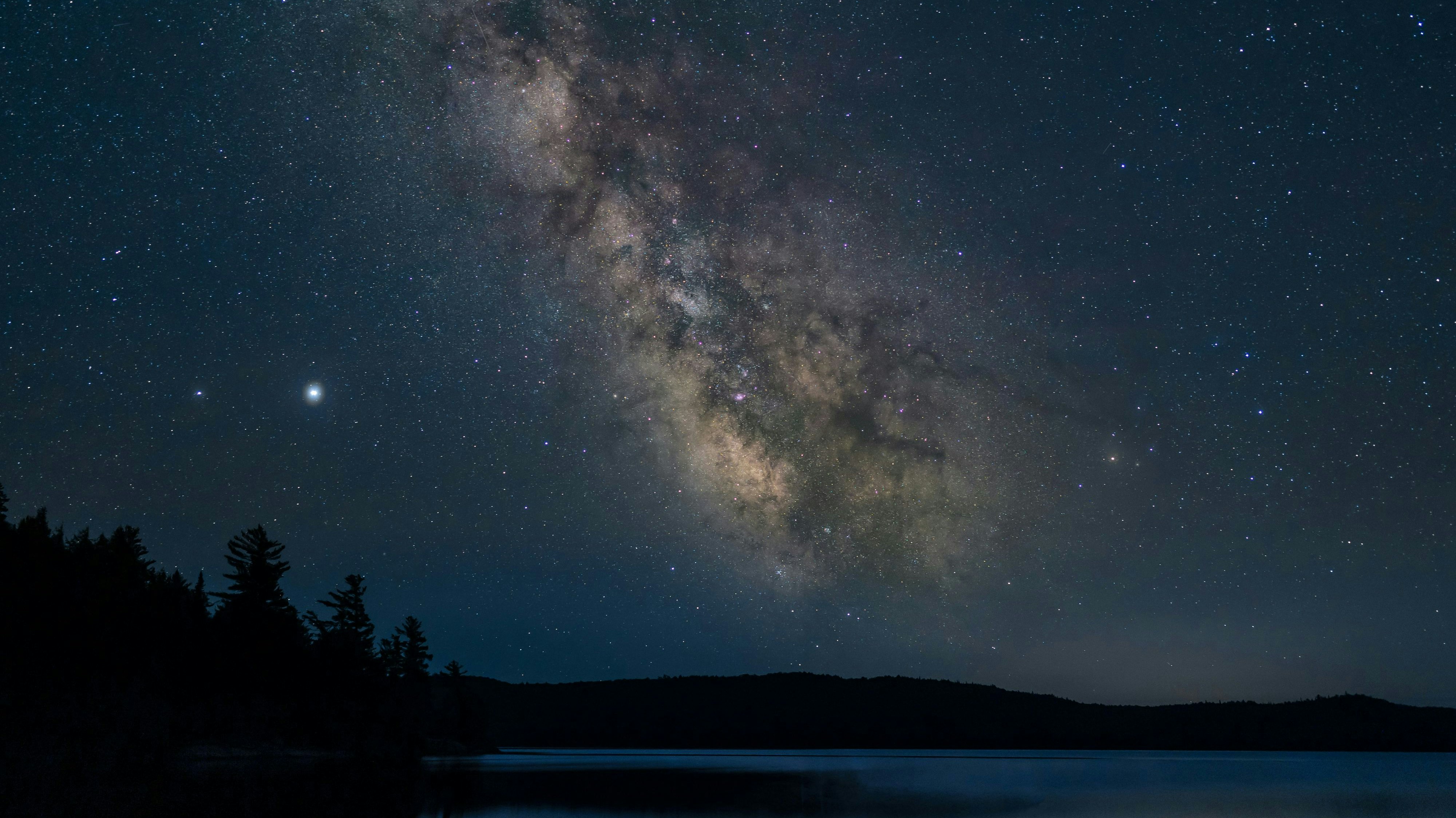 Auch im ländlichen Kanada, wie hier in Ontario, sind Sterne und Milchstraße in der Nacht gut zu beobachten. Doch man muss nicht so weit reisen, auch in Österreich gibt es Orte an denen das Firmament zum greifen nah scheint.
