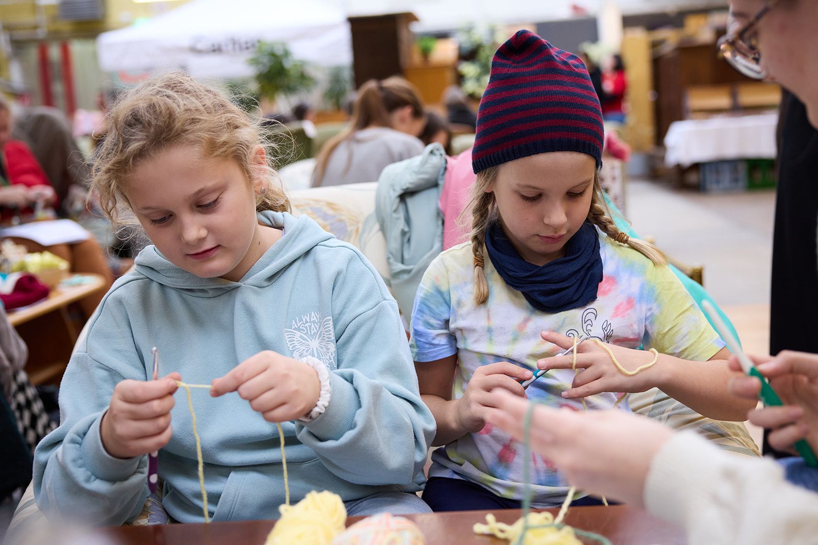 150 Menschen häkelten im carla Mittersteig für Menschen in Not.