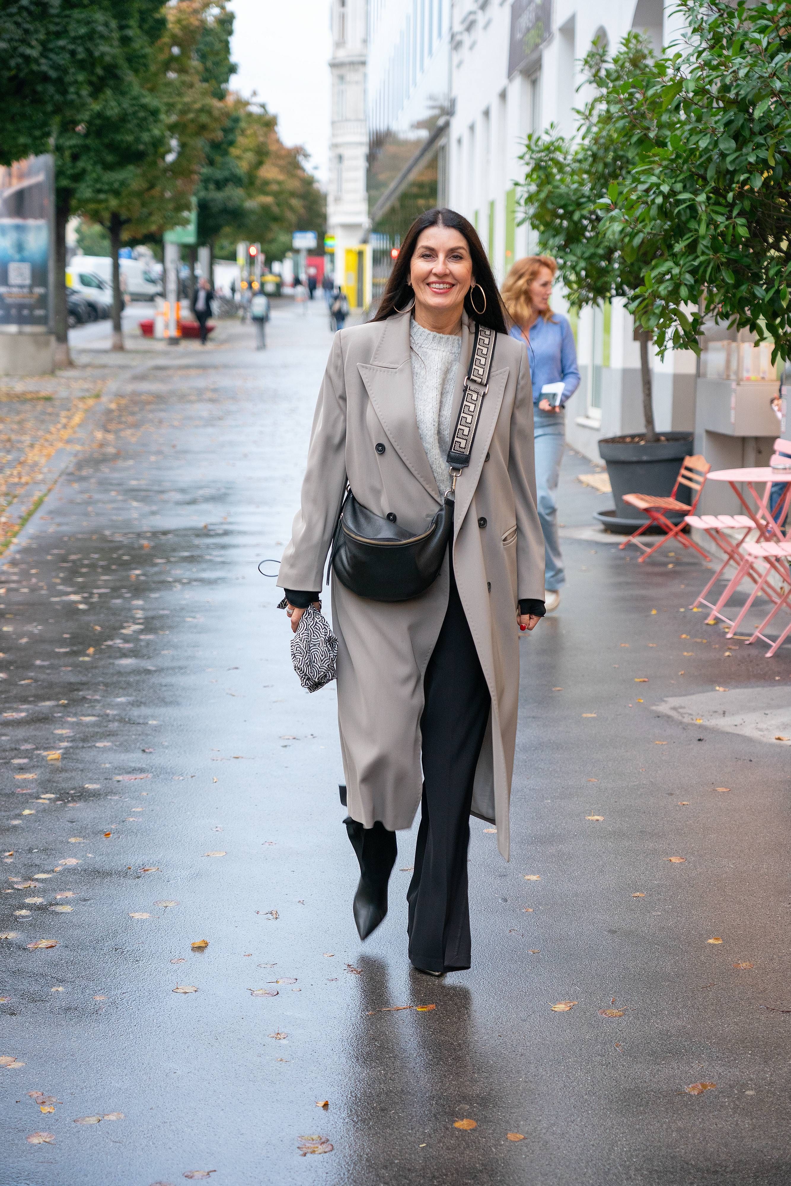 Das Lachen ist Monika Ballwein vergangen - ihr Auto wurde aufgebrochen und durchwühlt.