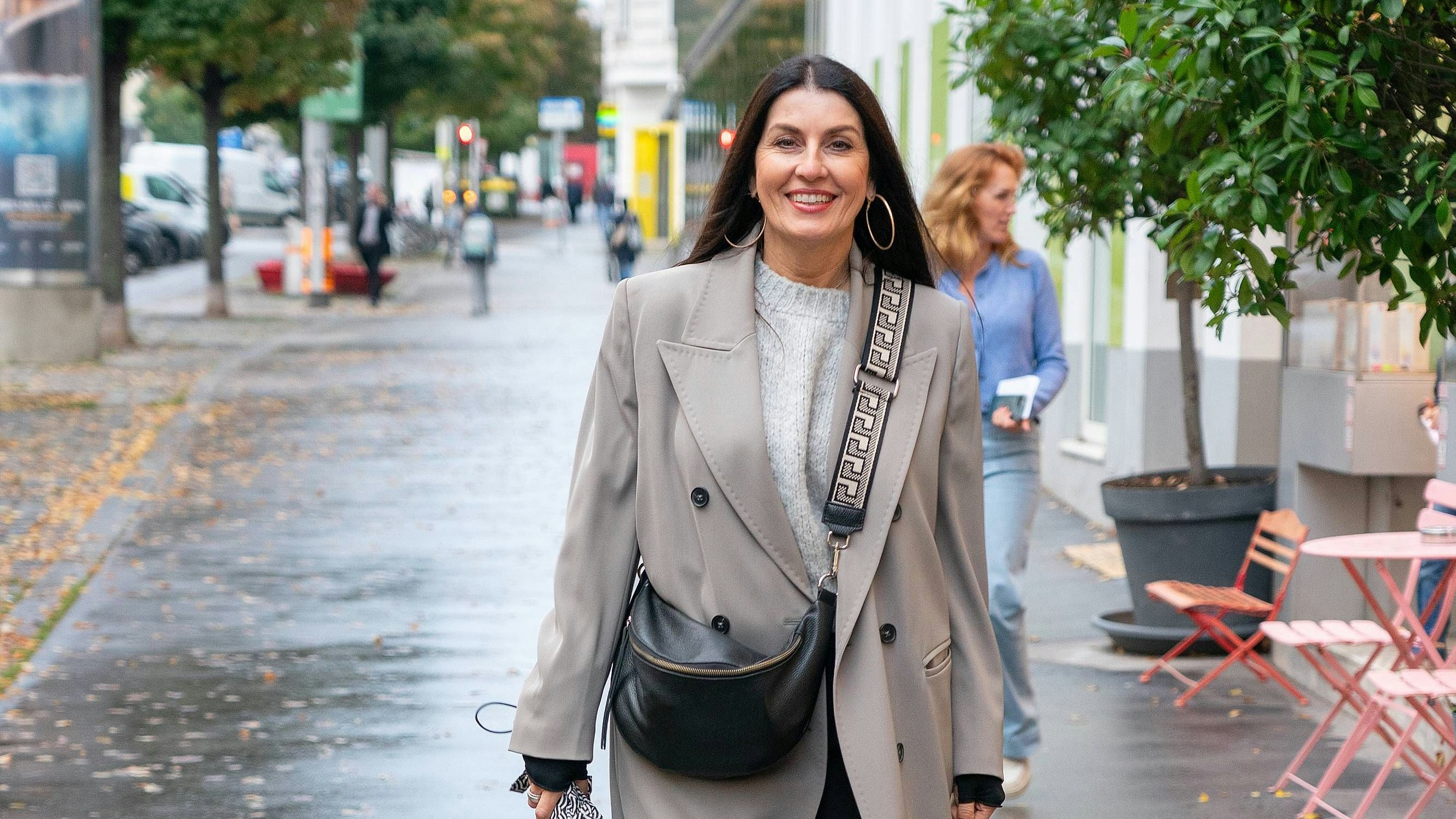 Das Lachen ist Monika Ballwein vergangen - ihr Auto wurde aufgebrochen und durchwühlt