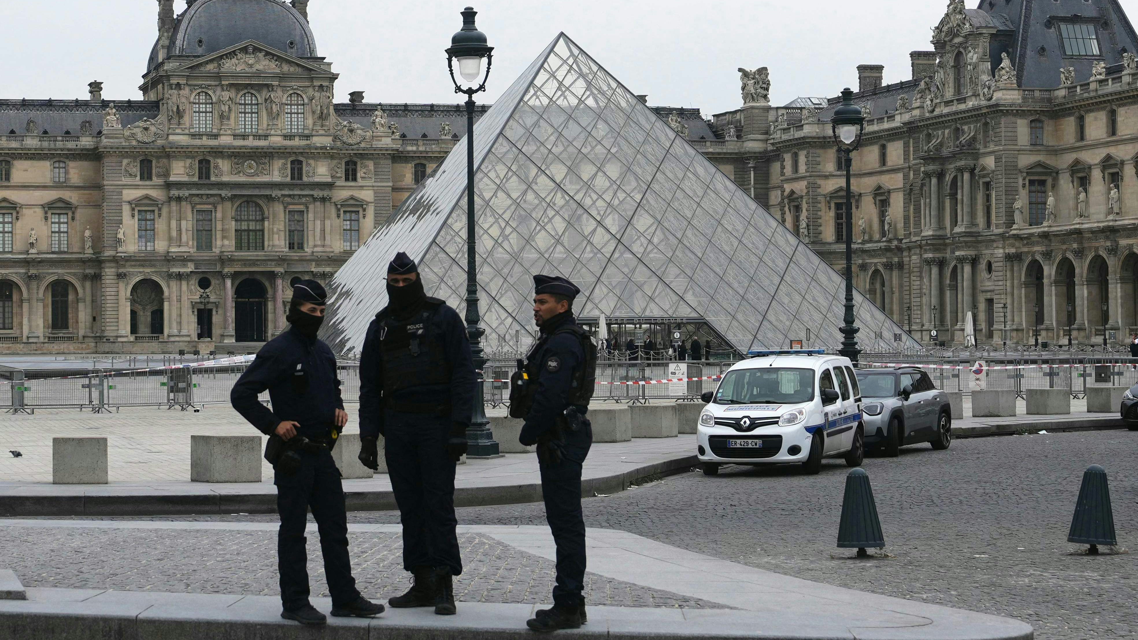 Heute.at - Louvre-Diebe verlieren Prunkstück bei Flucht in Paris