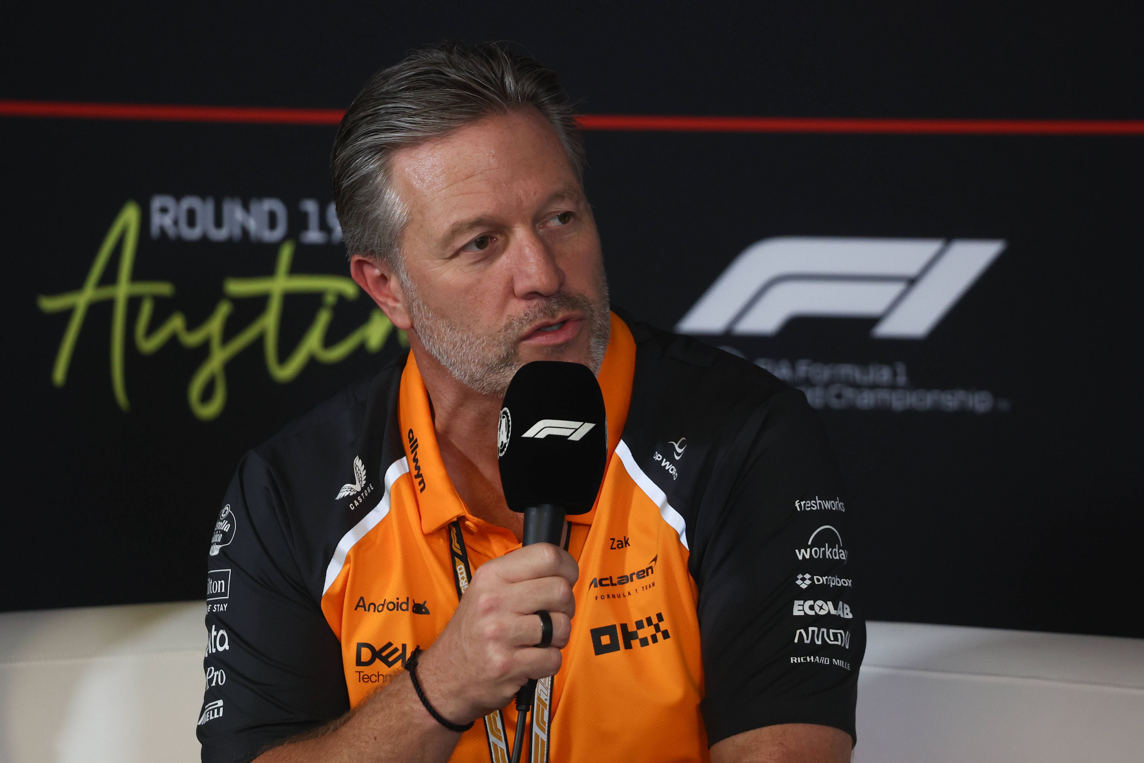McLaren-Boss Zak Brown war nach der Startkollision sichtlich bedient.
