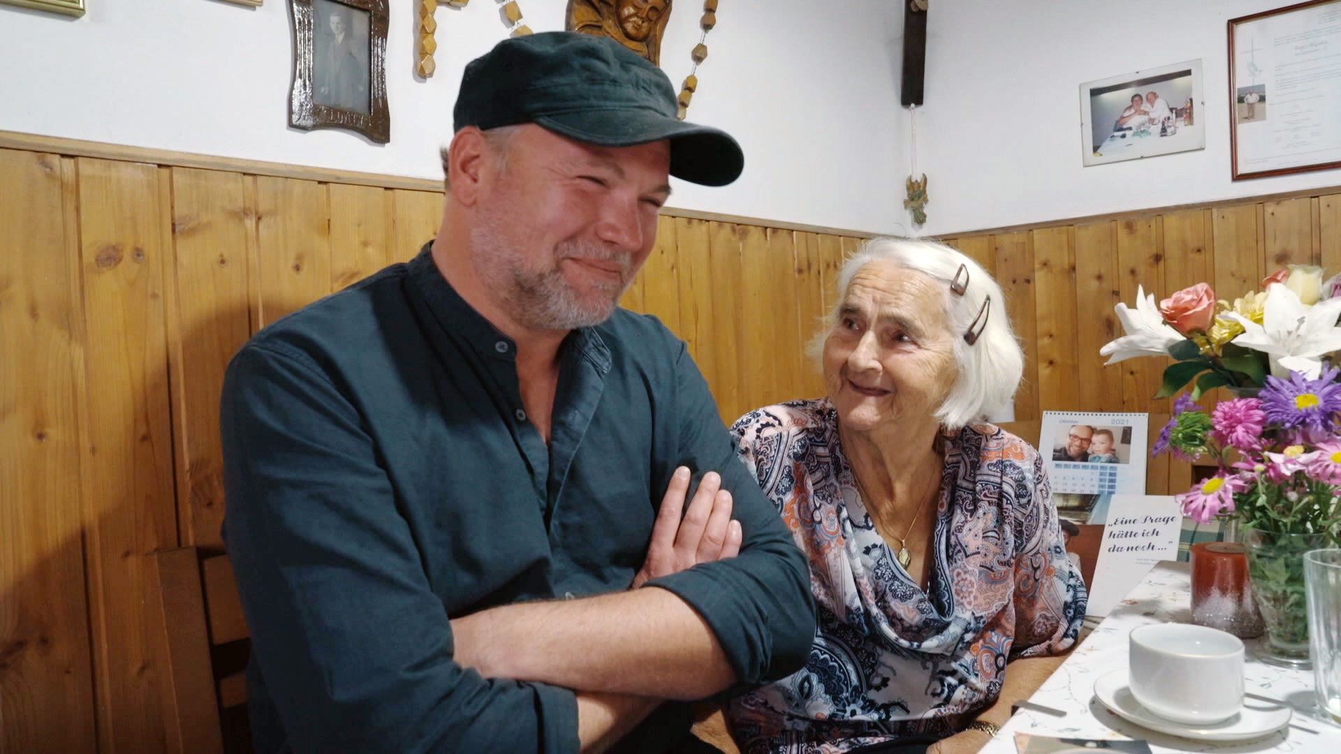 Thomas Stipsits mit der Oma in Stinatz.