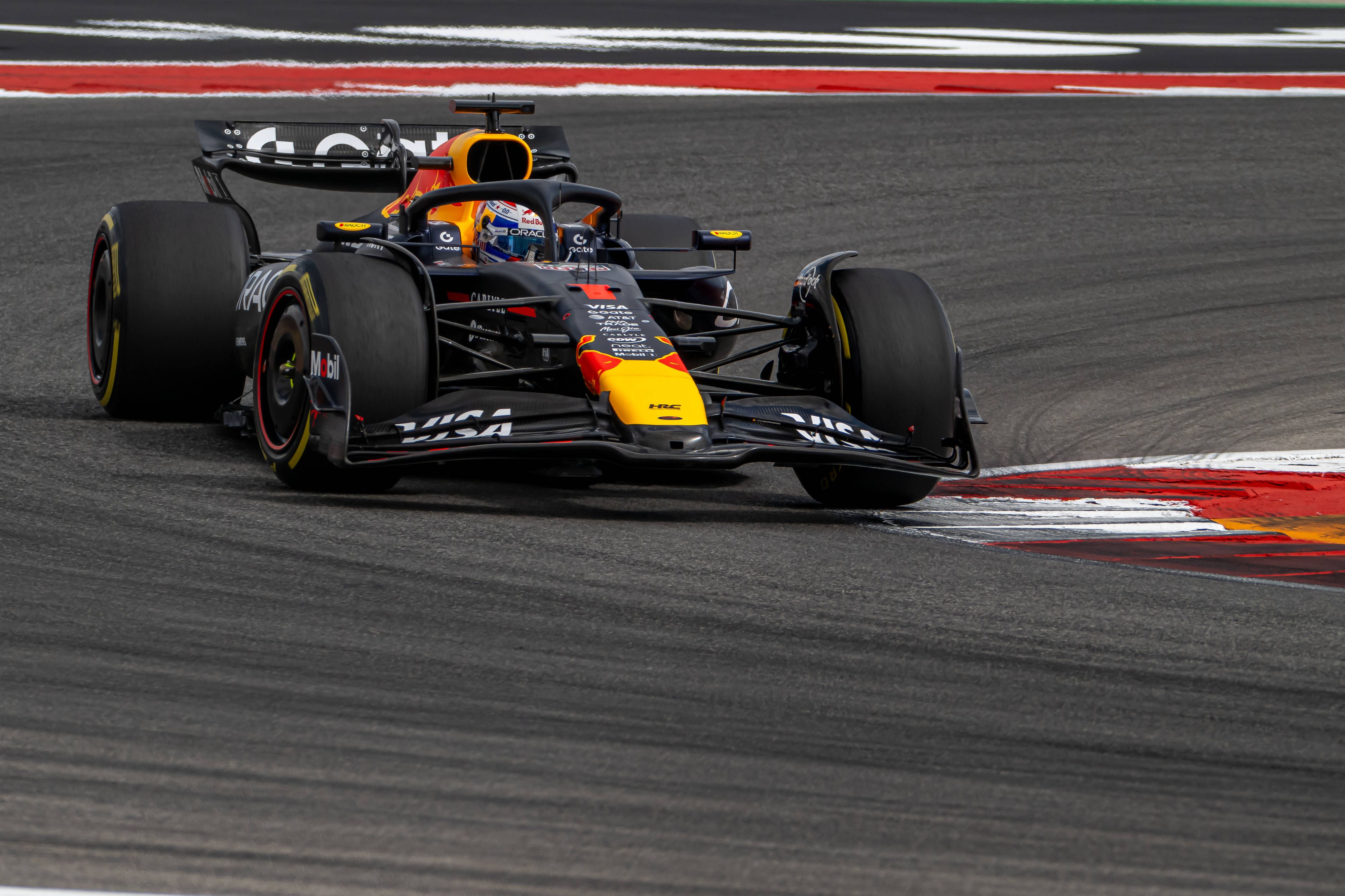 Max Verstappen lacht von der „Pole” in Austin.