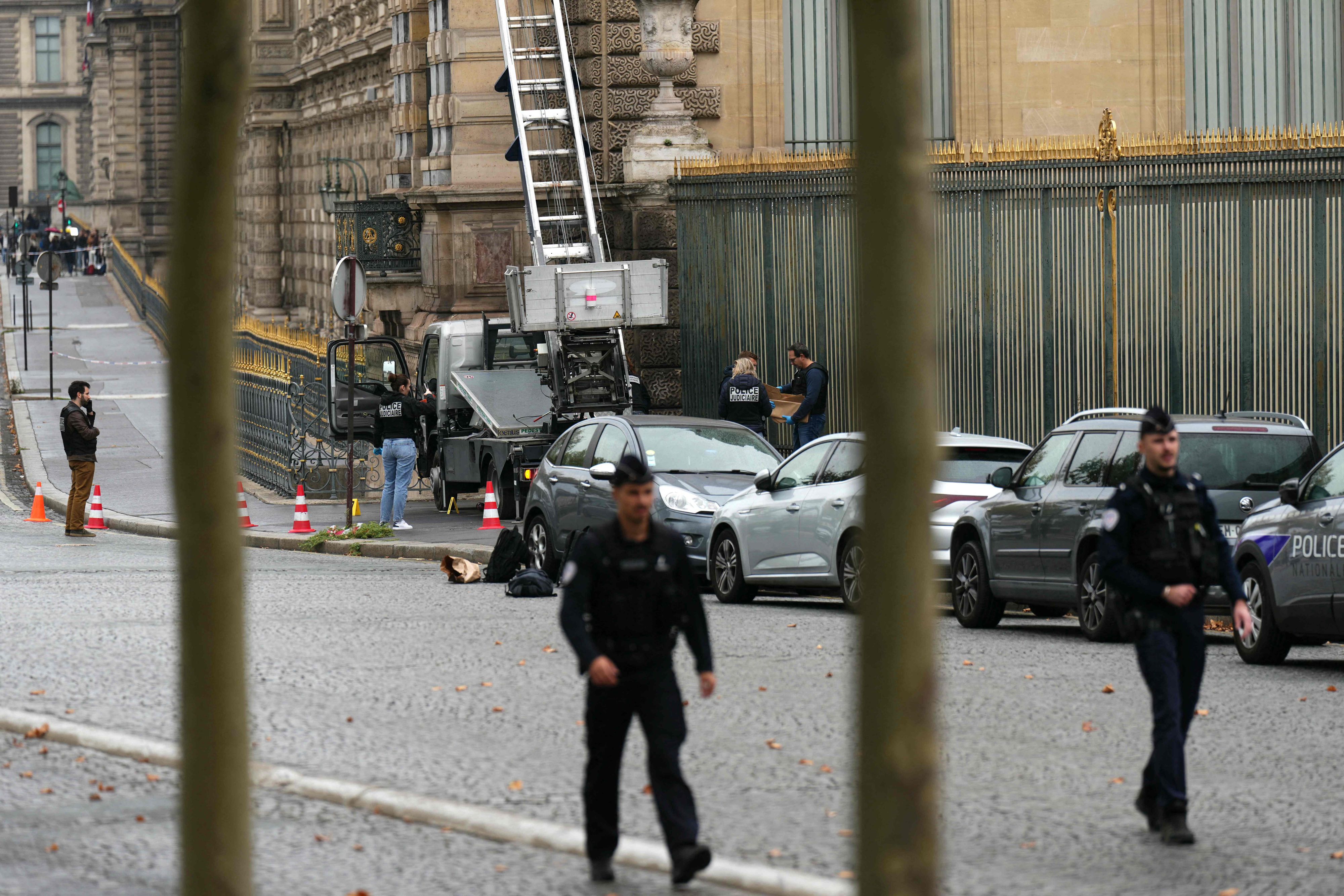 Am Sonntag haben Einbrecher neun Schmuckstücke aus dem weltbekannten Louvre in Paris gestohlen. 