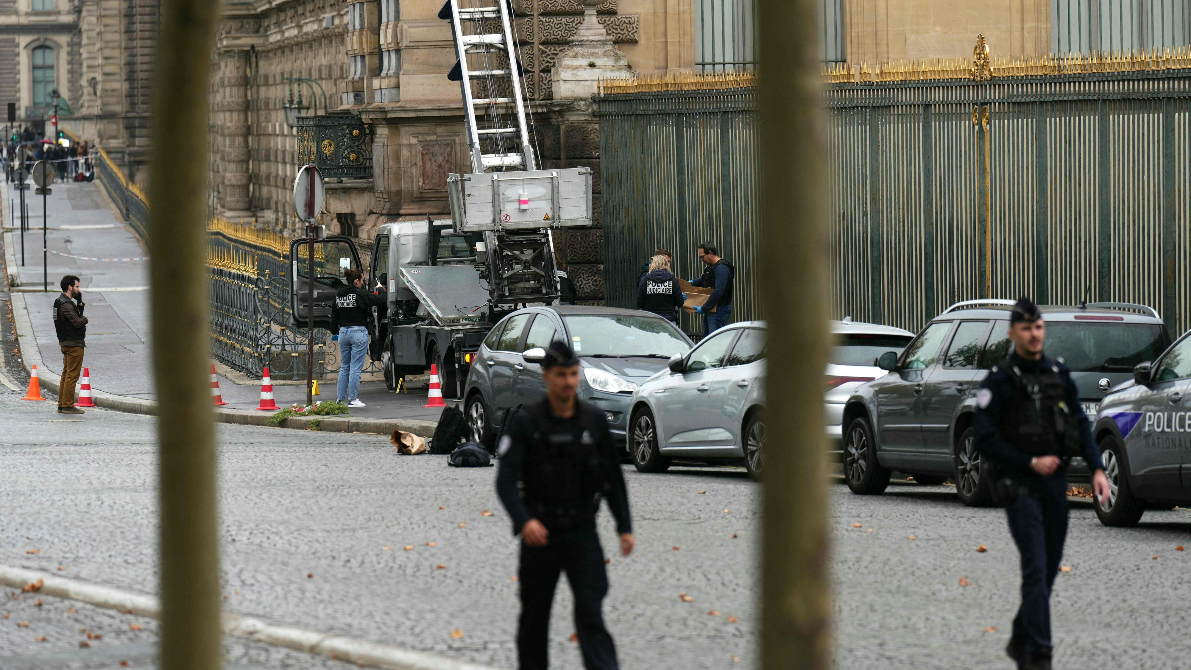 Heute.at - Über den Balkon ins Louvre – Video zeigt Juwelen-Coup