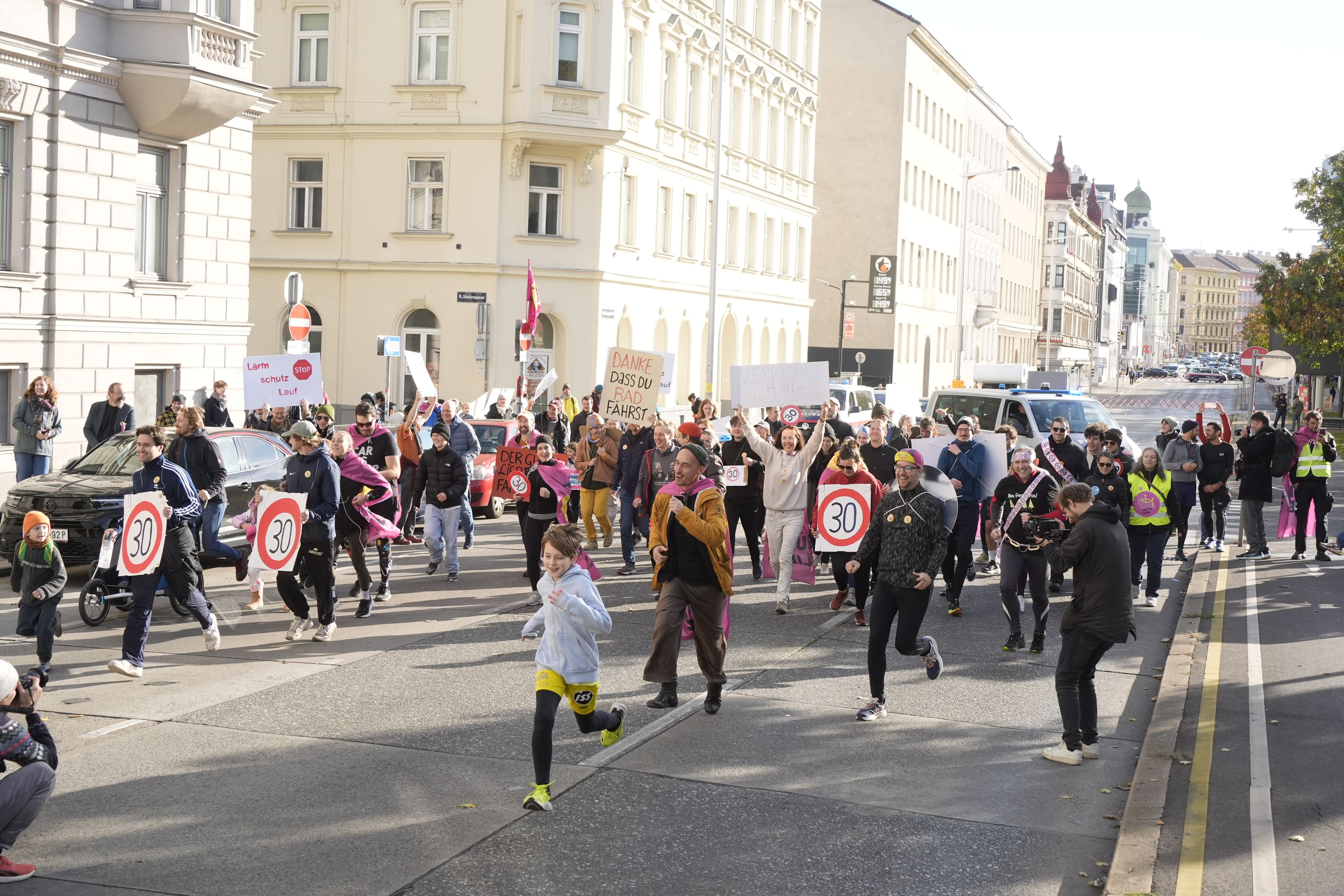 Läuferinnen und Läufer zogen am Sonntag mit Tempo-30-Schildern und Transparenten durch den Währinger Gürtel – begleitet von Applaus, Musik und dichtem Verkehr auf der Nebenfahrbahn.