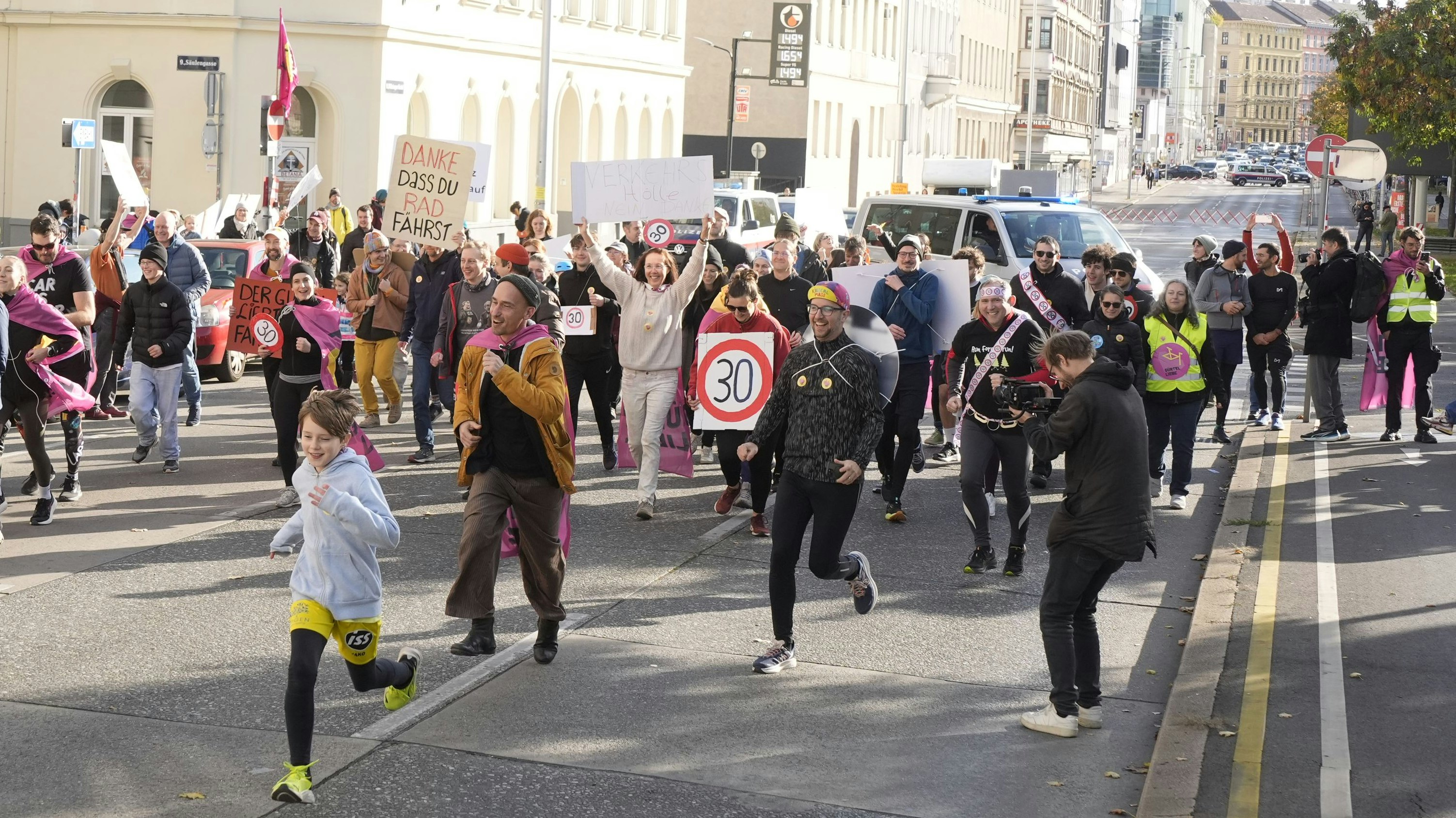 Heute.at - Gürtel gesperrt! Anrainer laufen für Tempo 30