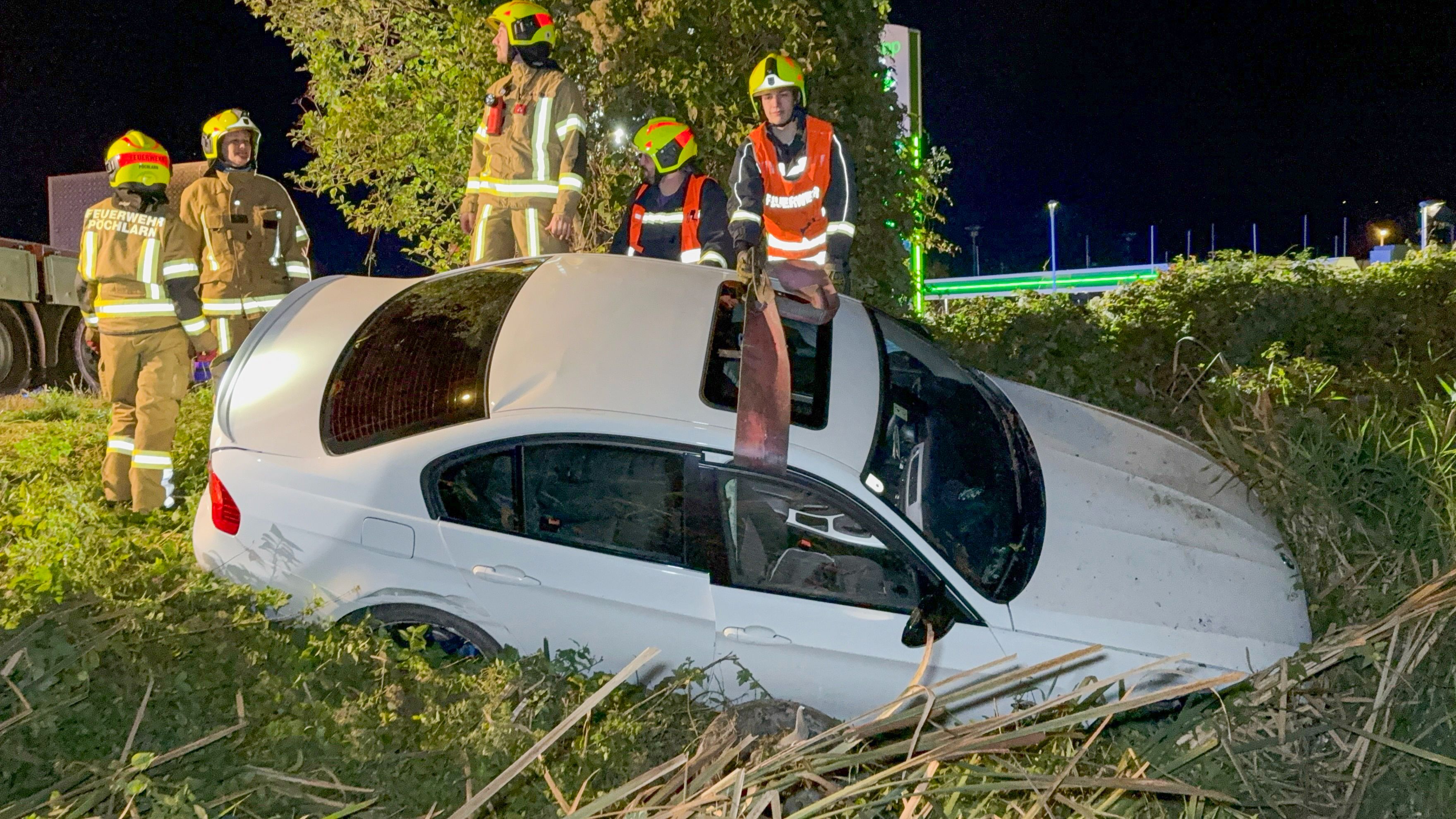 Der Unfallwagen im Straßengraben bei Pöchlarn.
