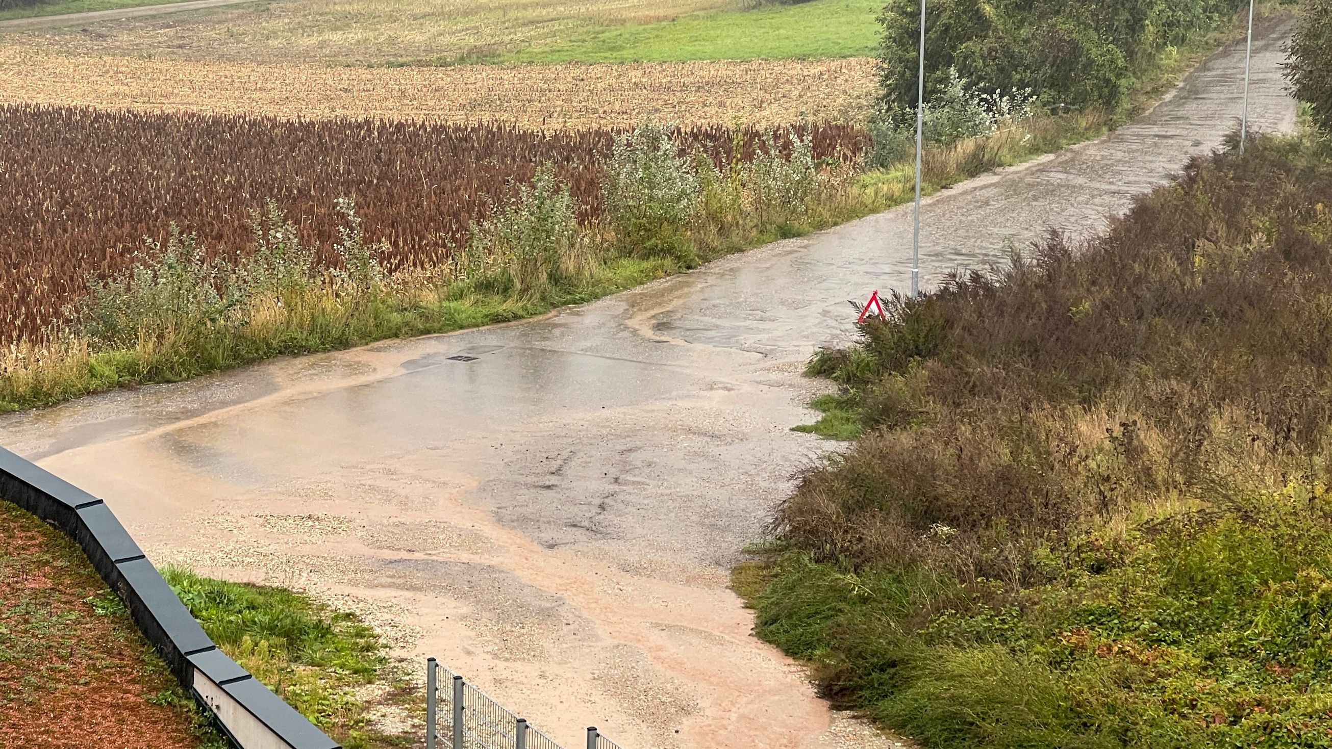 Sebastian Lederer hat den Zustand der Straße bei starkem Regen dokumentiert.