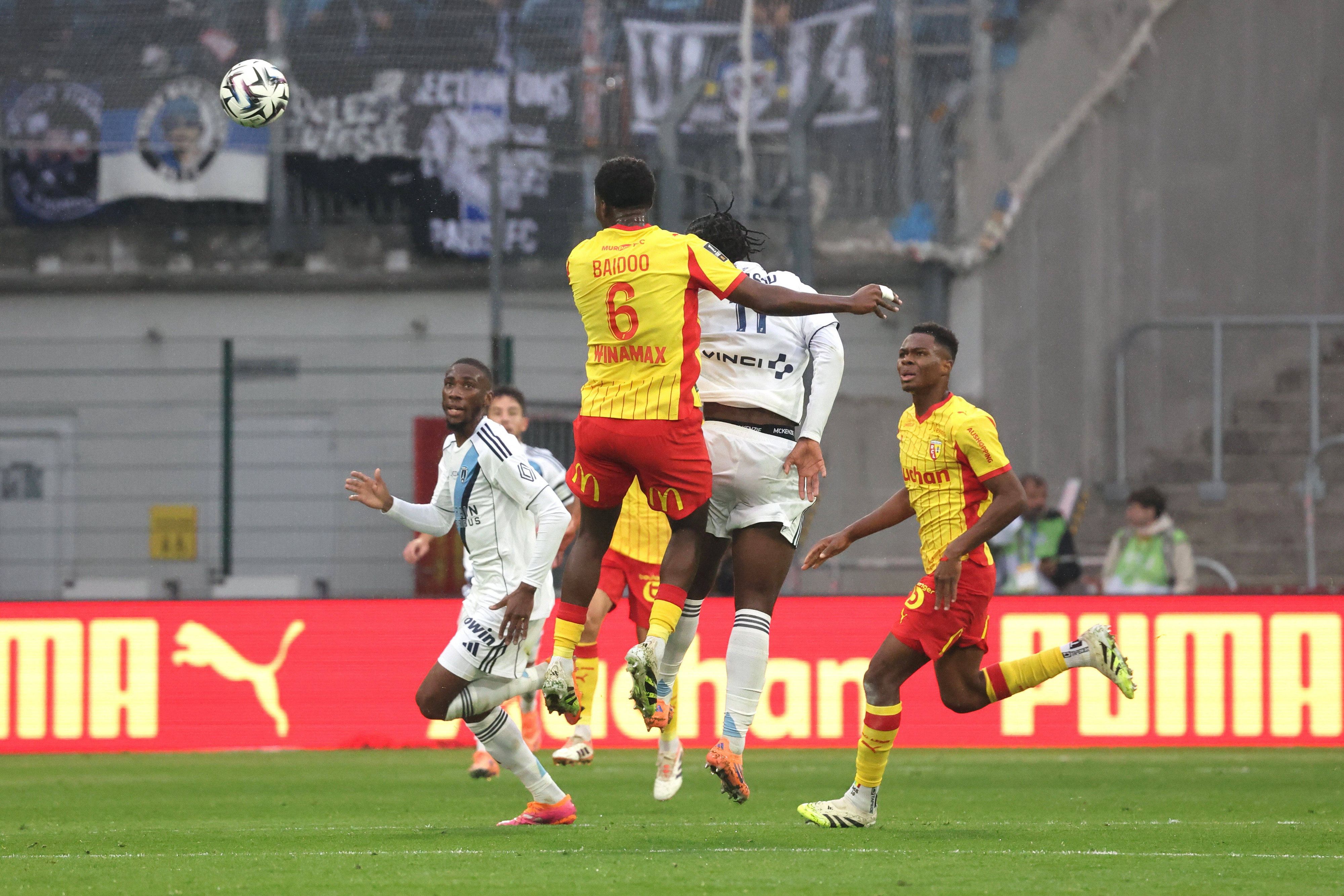 Samson Baidoo köpft zum 2:1 ein.