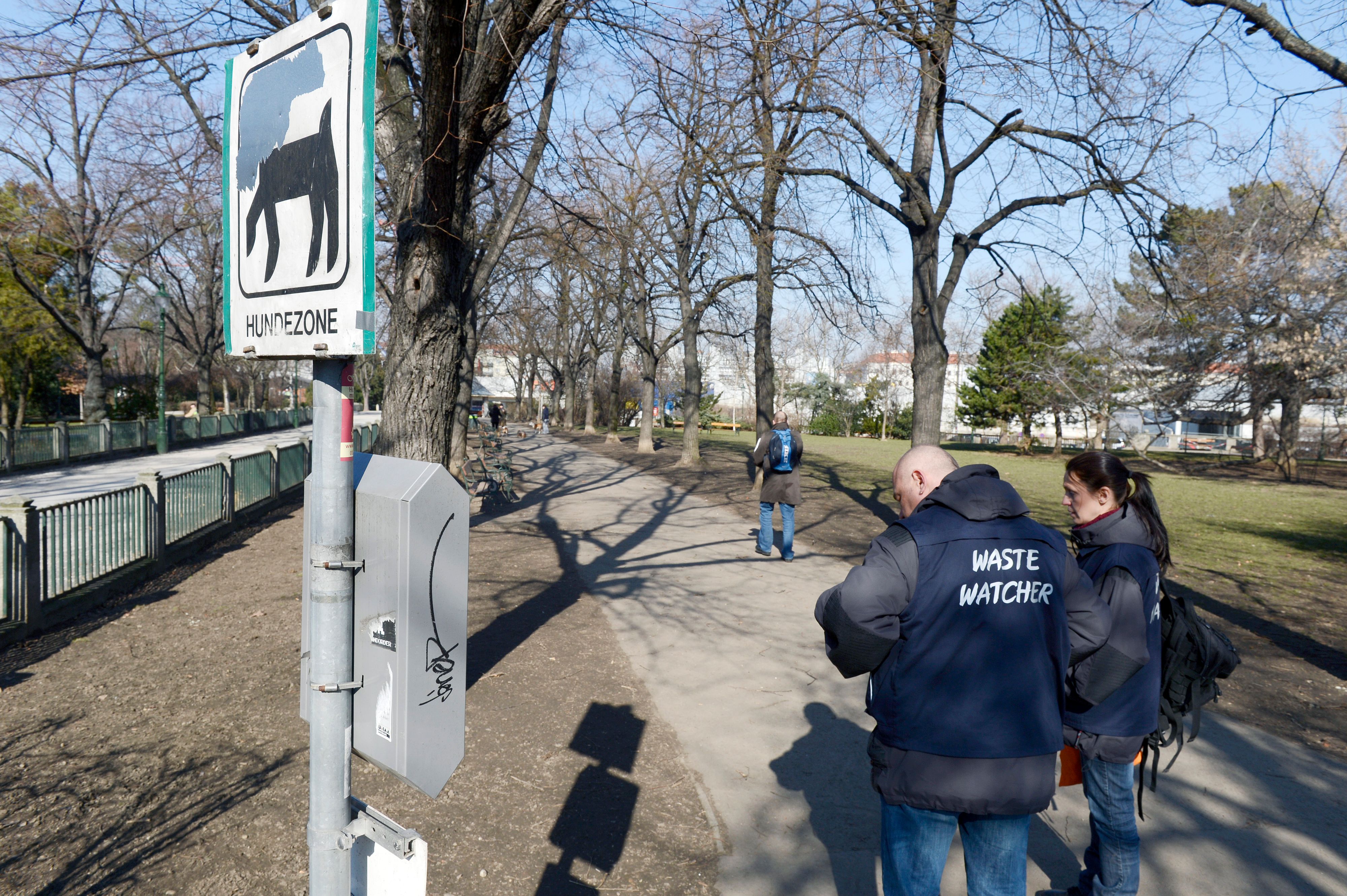 Waste Watcher der MA 48 bei einer Kontrolle in Wien. Laut Stadt handelt es sich um Routineeinsätze gegen Verunreinigungen im öffentlichen Raum.