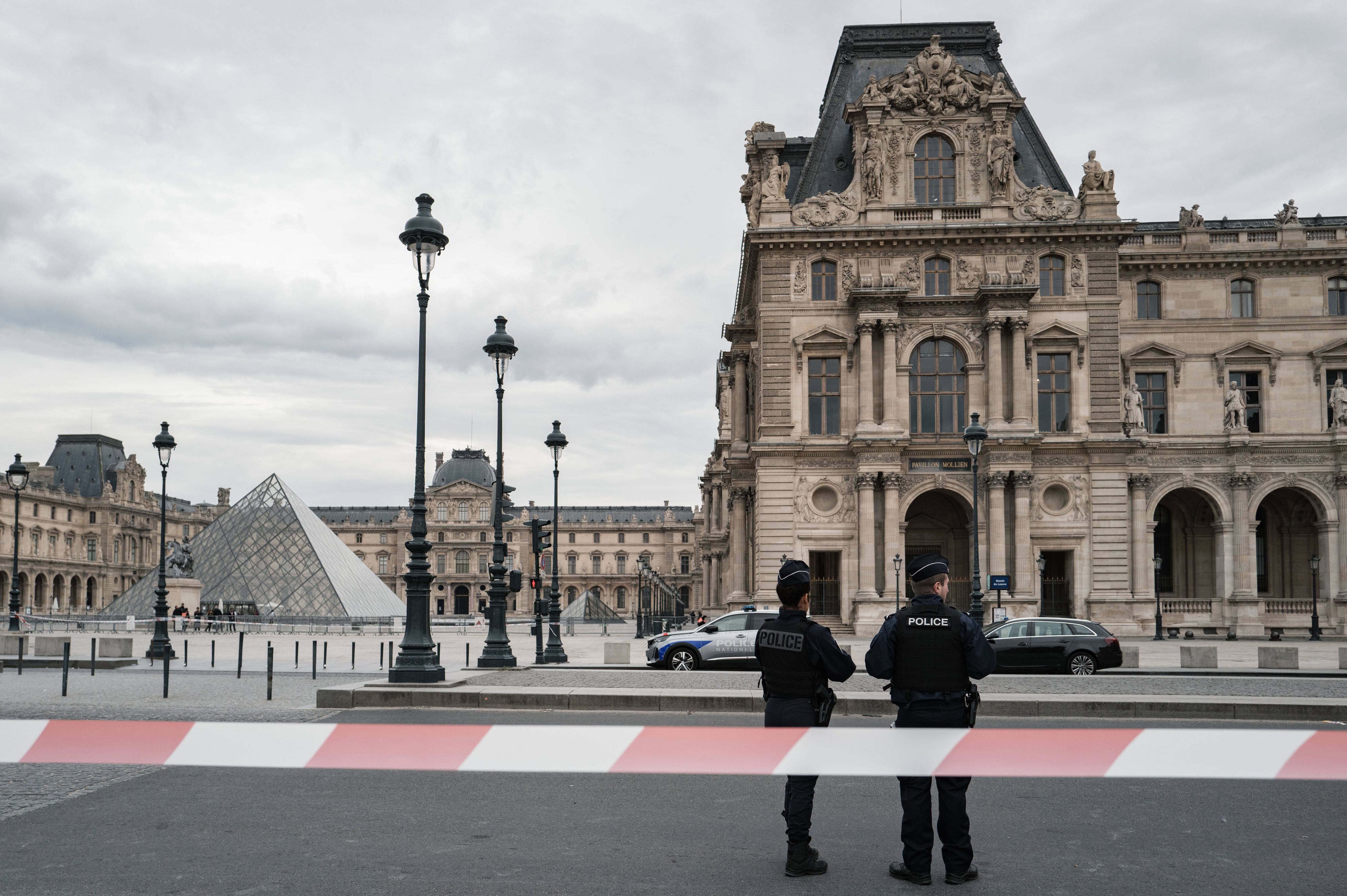 Nach dem Juwelenraub im Louvre sucht die Polizei weiterhin nach vier Tätern.