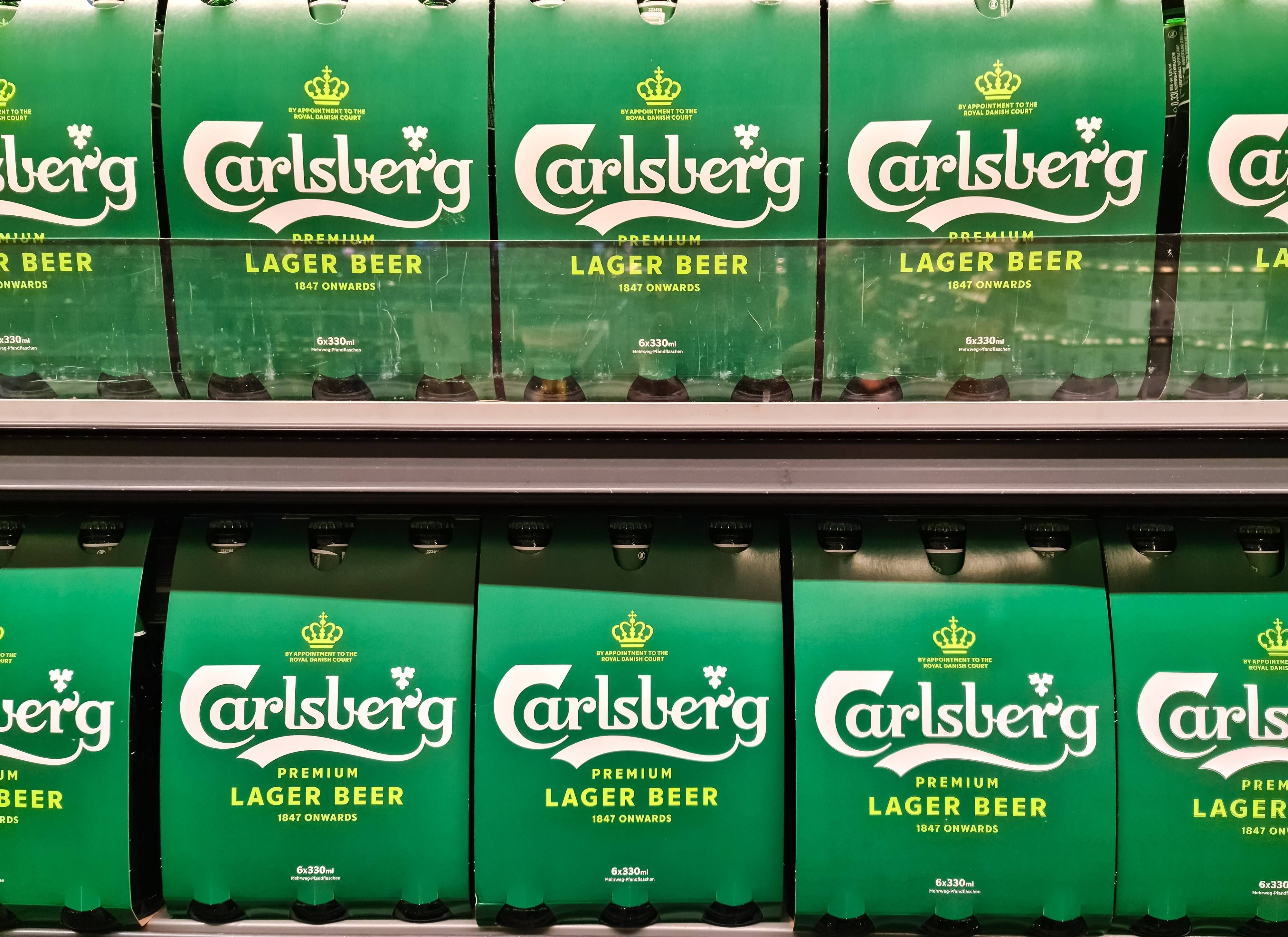 Die Brauerei Carlsberg zeigt die kleinste Bierflasche der Welt. (Symbolbild)