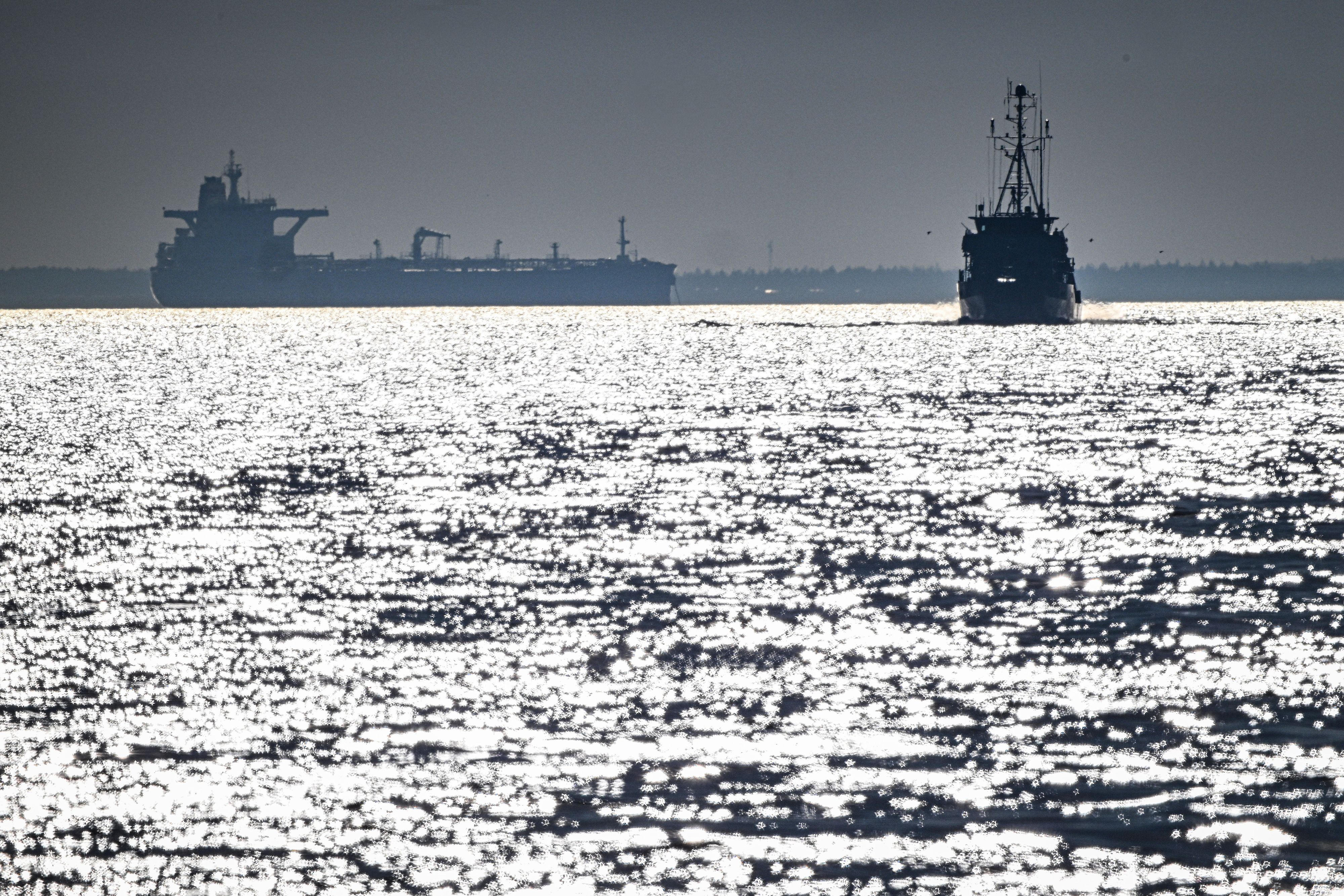 Als Schattenflotte werden Schiffe bezeichnet, die oft alt und unter fremder Flagge unterwegs sind.