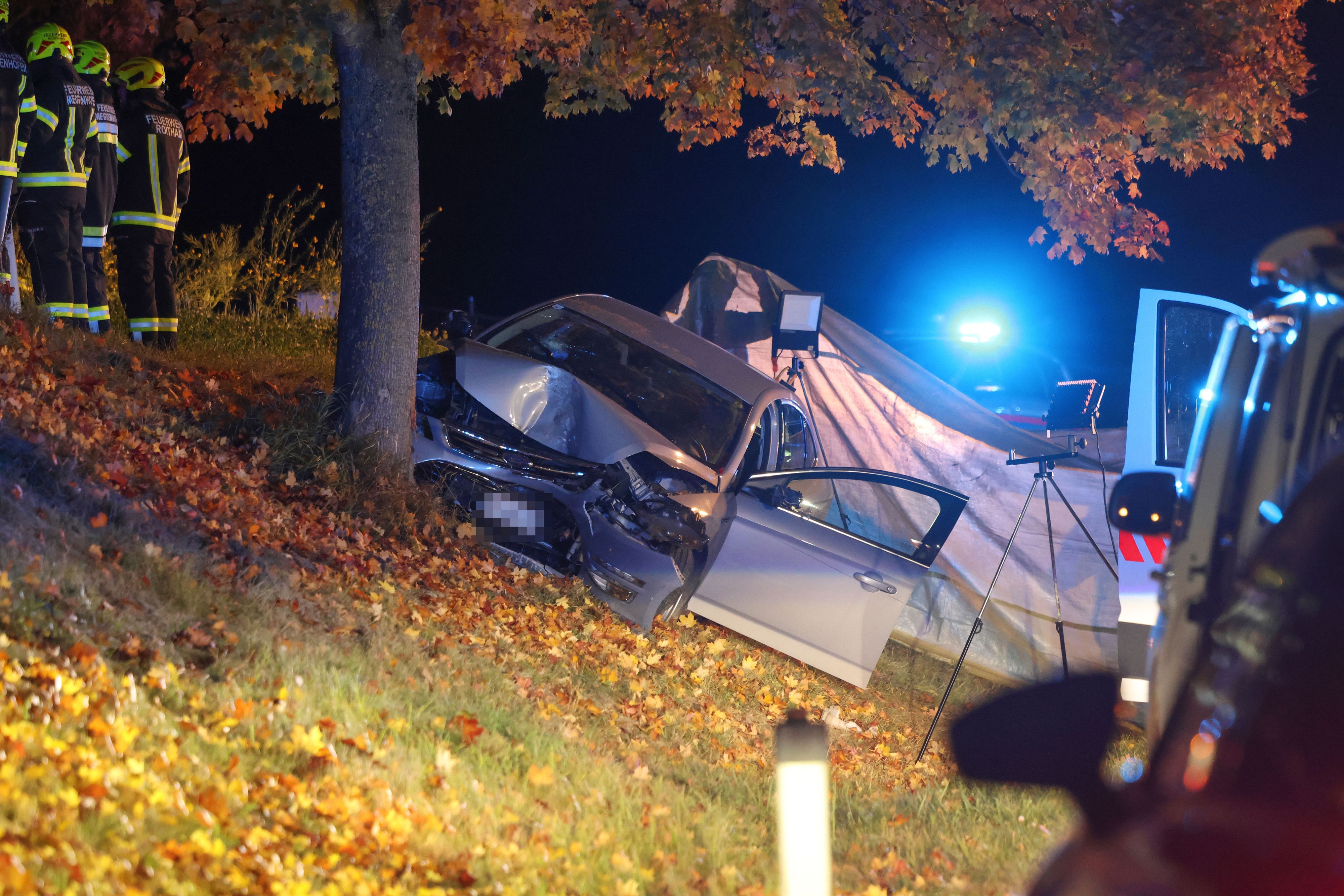 Das Auto krachte frontal gegen einen Baum. Für den Lenker kam jede Hilfe zu spät.