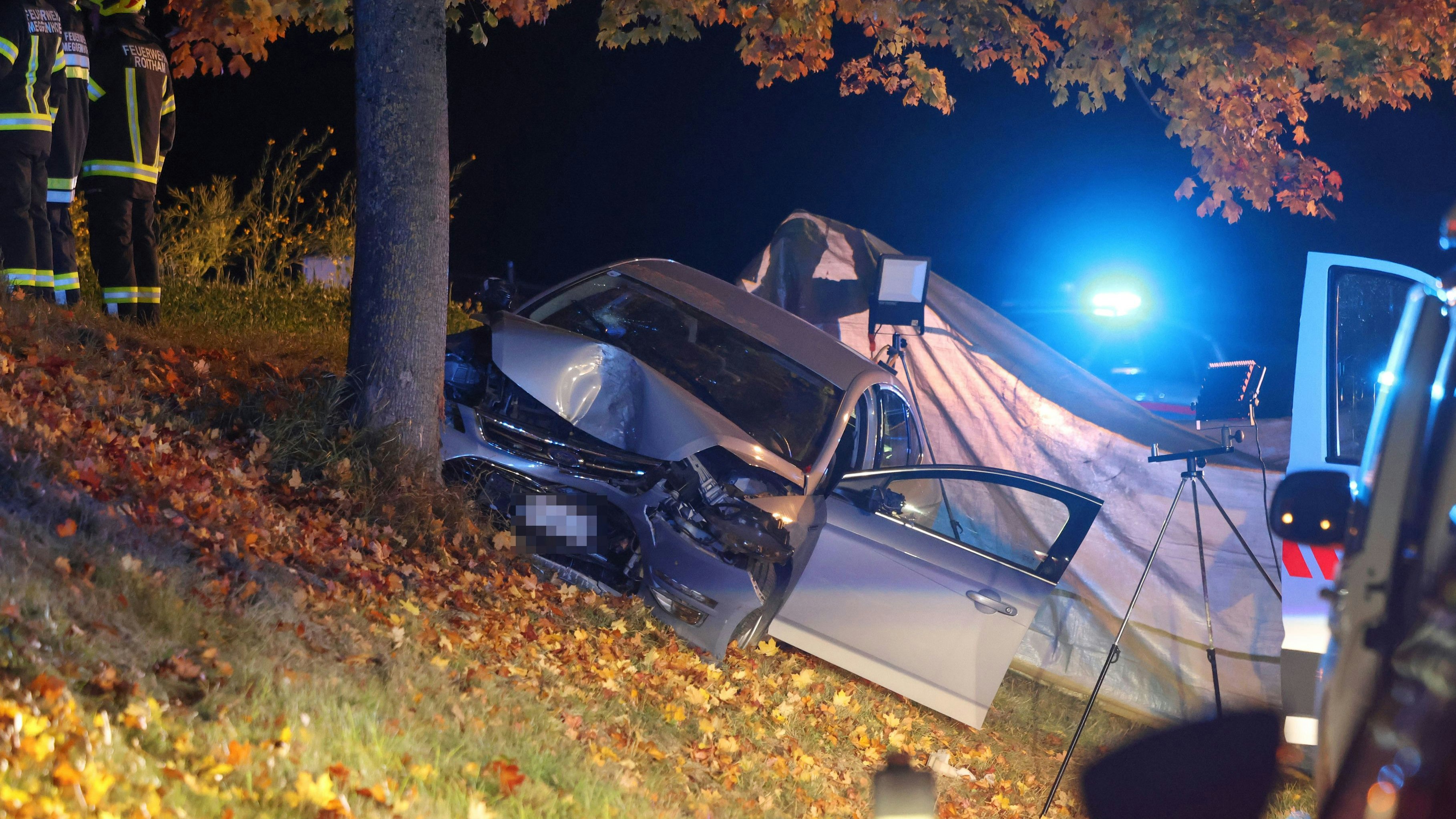Heute.at - Auto kracht frontal in Baum – Lenker hat keine Chance