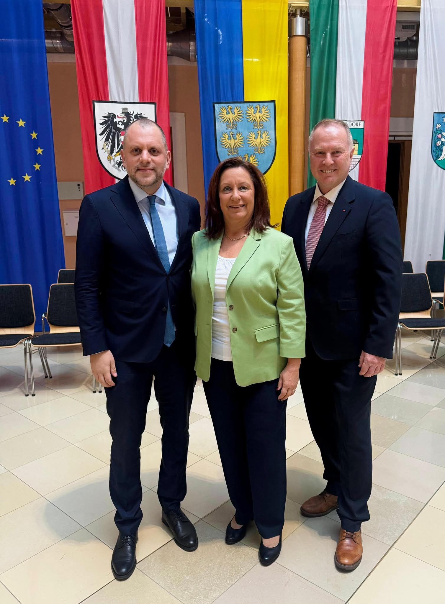 Wolfgang Zwander (l.) gratulierte Gabi Scharrer (M.) dem Vorsitzenden des Sozialdemokratischen Wirtschaftsverbandes Vösendorf Alfred Strohmayer