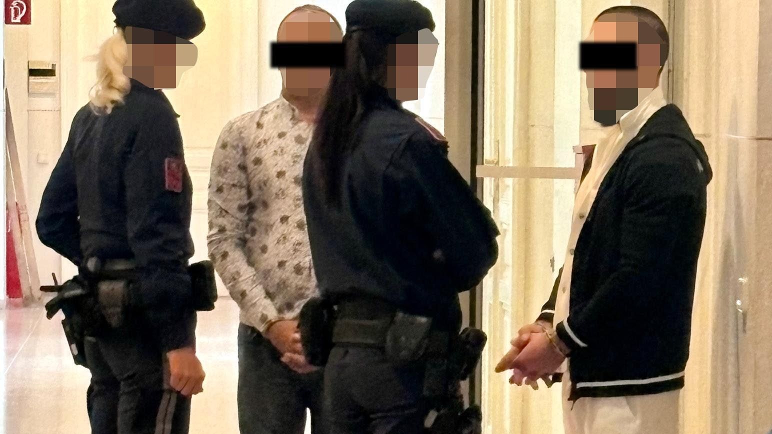 Die beiden Angeklagten vor Gericht in Wr. Neustadt