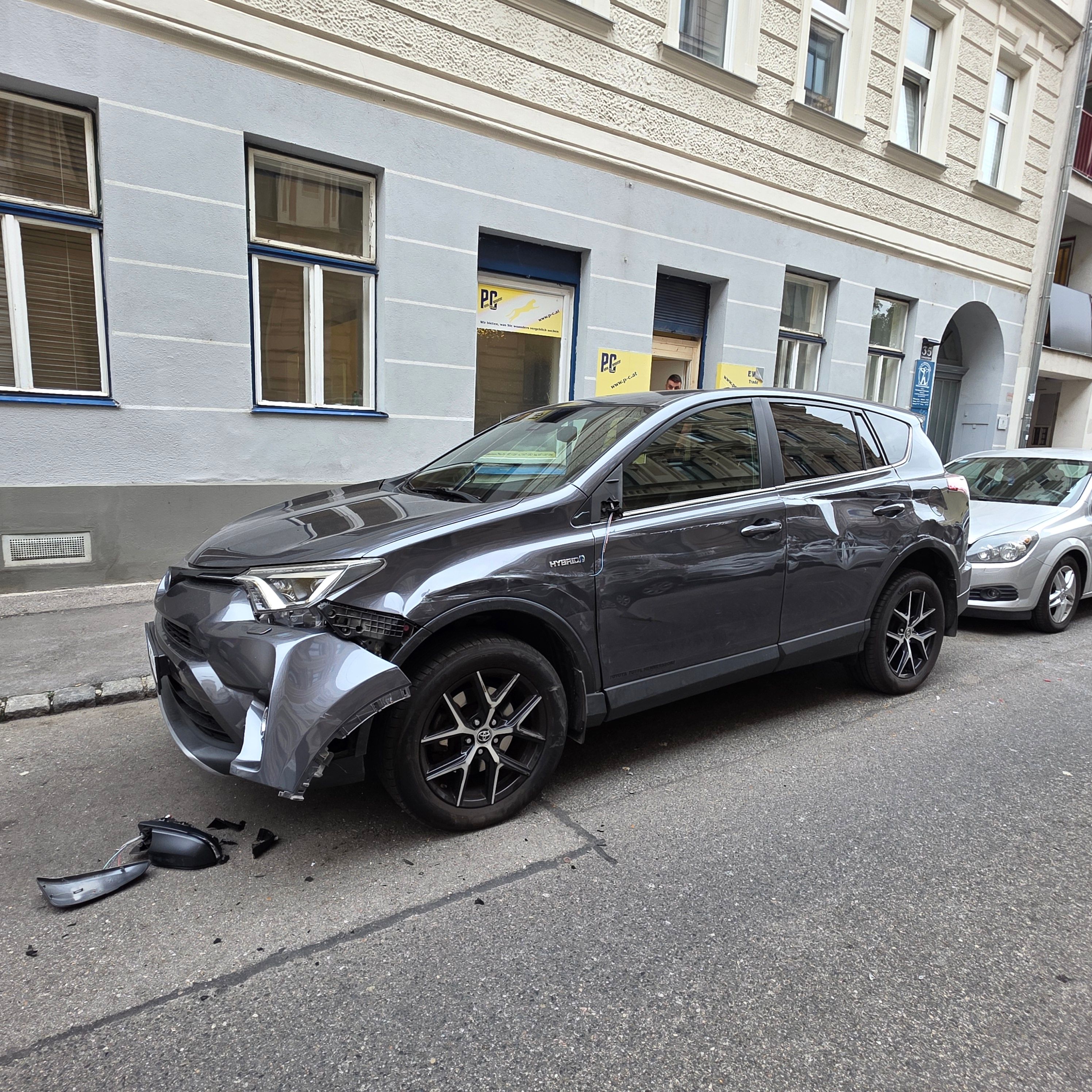 Der Unfalllenker hinterließ starke Schäden an der Fahrerseite des Toyotas.