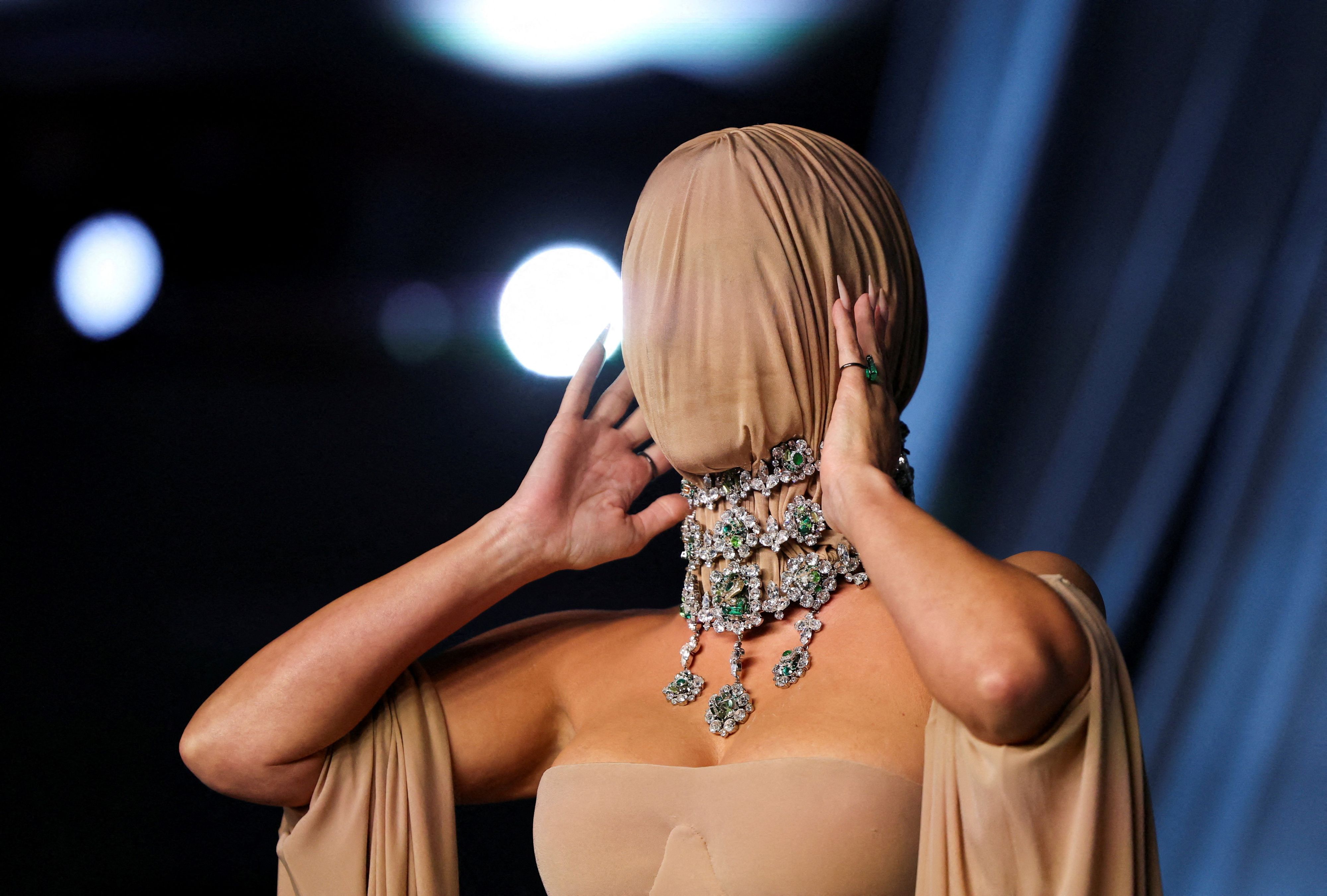 Trotz verdecktem Gesicht poste der Hollywood-Star für die Fotografen.