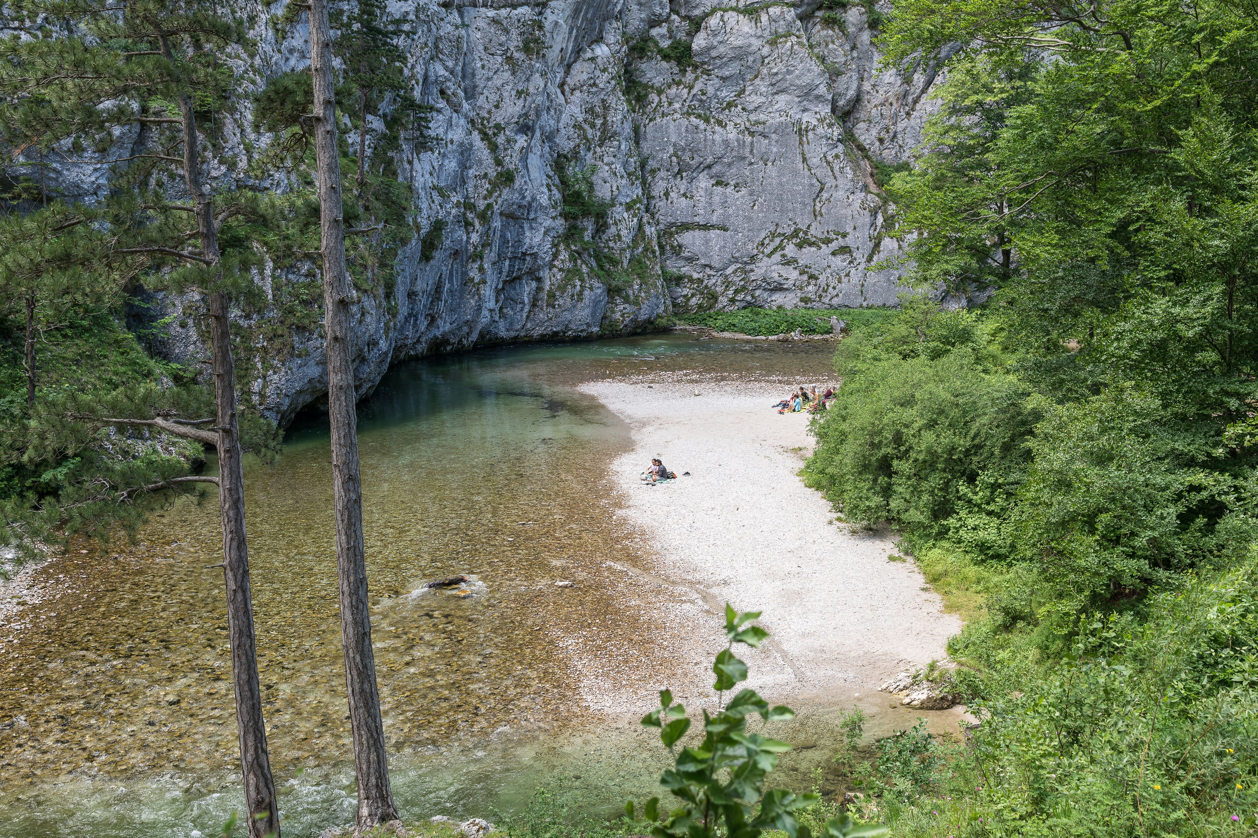 Besucher auf einer Schotterbank an der Schwarza im Höllental, Rax-Schneeberg-Gebiet, entlang dieses Flusses führt der 1. Wiener Wasserleitungsweg von Hirschwang nach Kaiserbrunn in NÖ, jetzt kommt ein weiterer Wanderweg hinzu