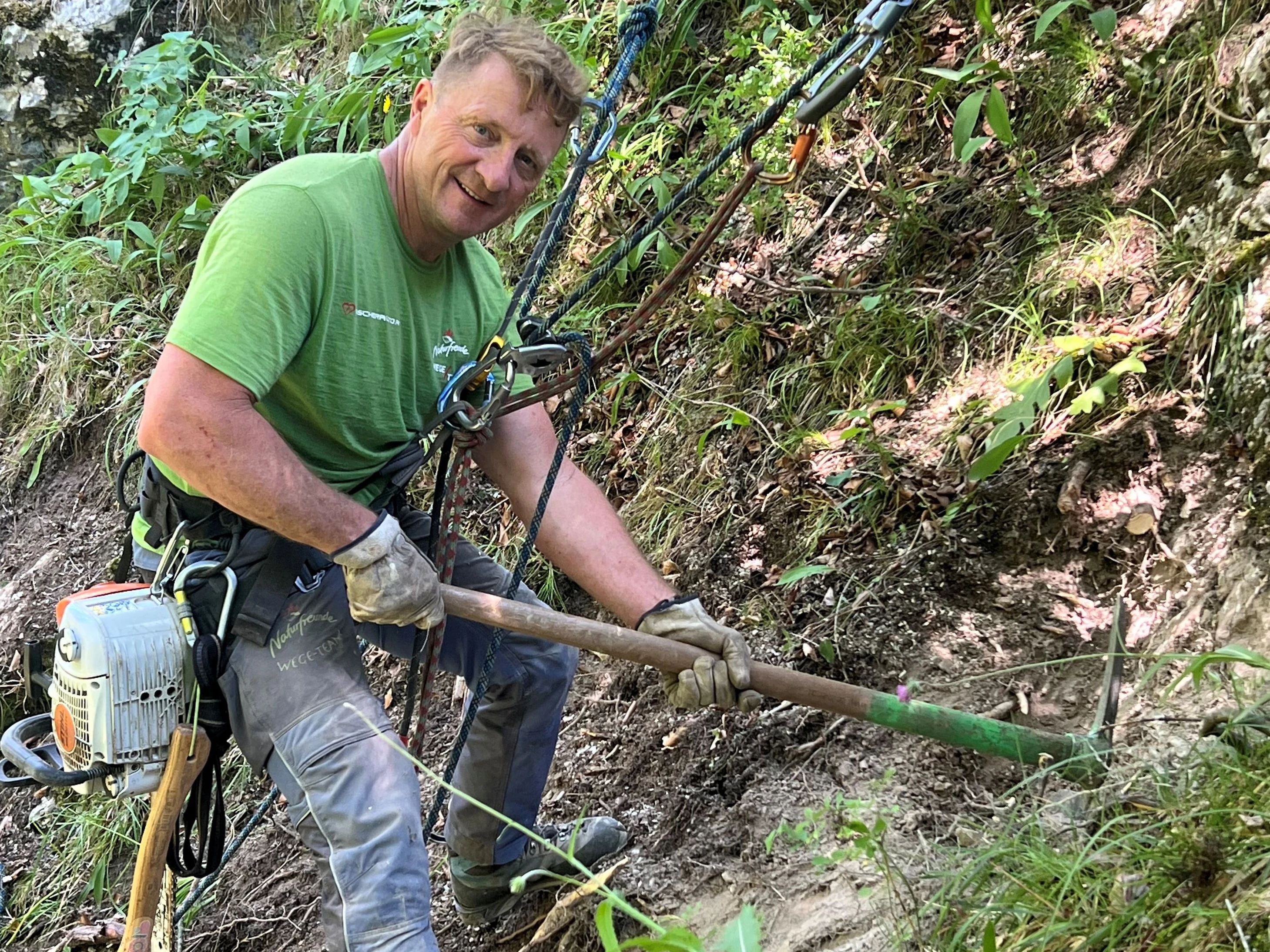 Mit vollem körperlichen Einsatz wurde der erste Teil des Flusswanderweges gebaut.