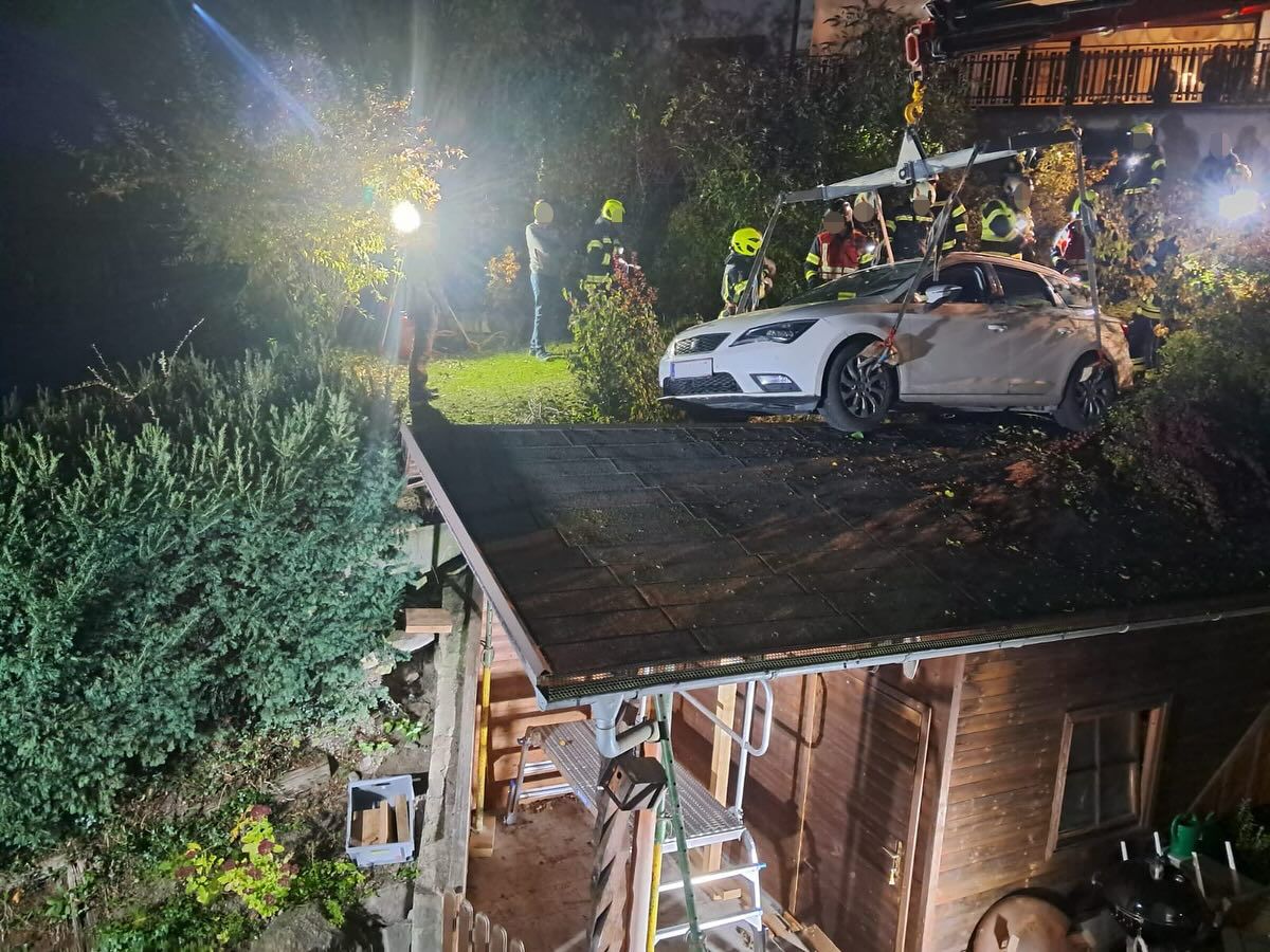 Das Auto landete am Sonntagabend auf dem Dach einer Gartenhütte.