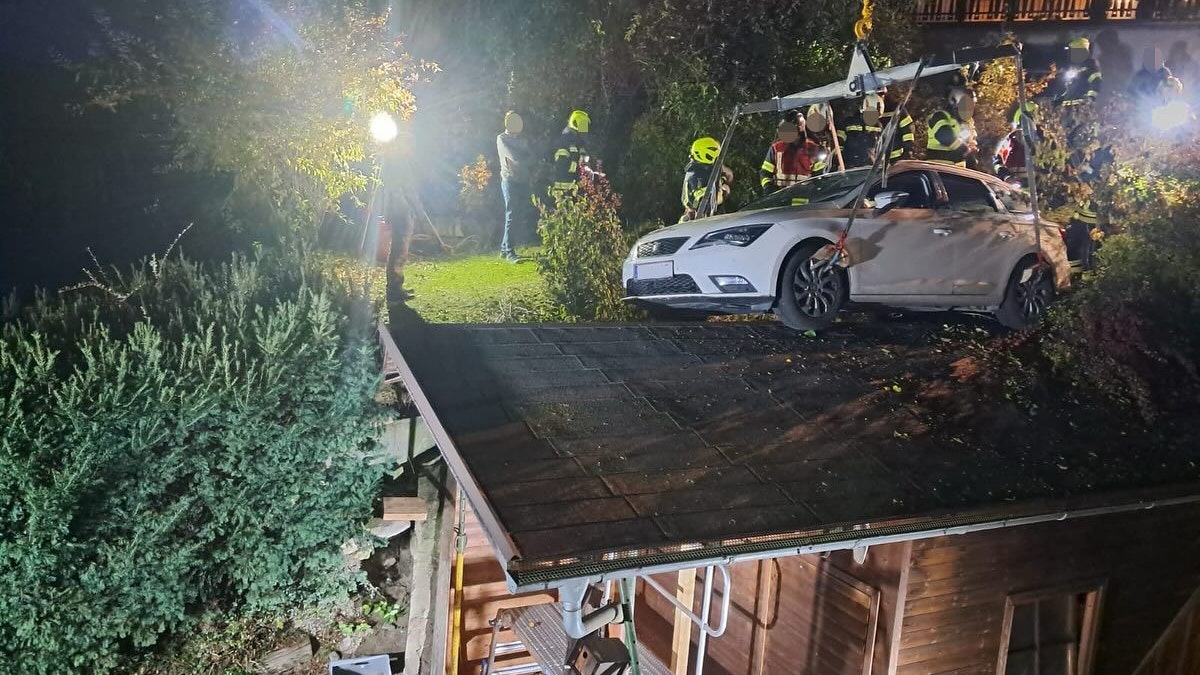 Heute.at - Auto rollt plötzlich los, landet mitten auf Gartenhütte