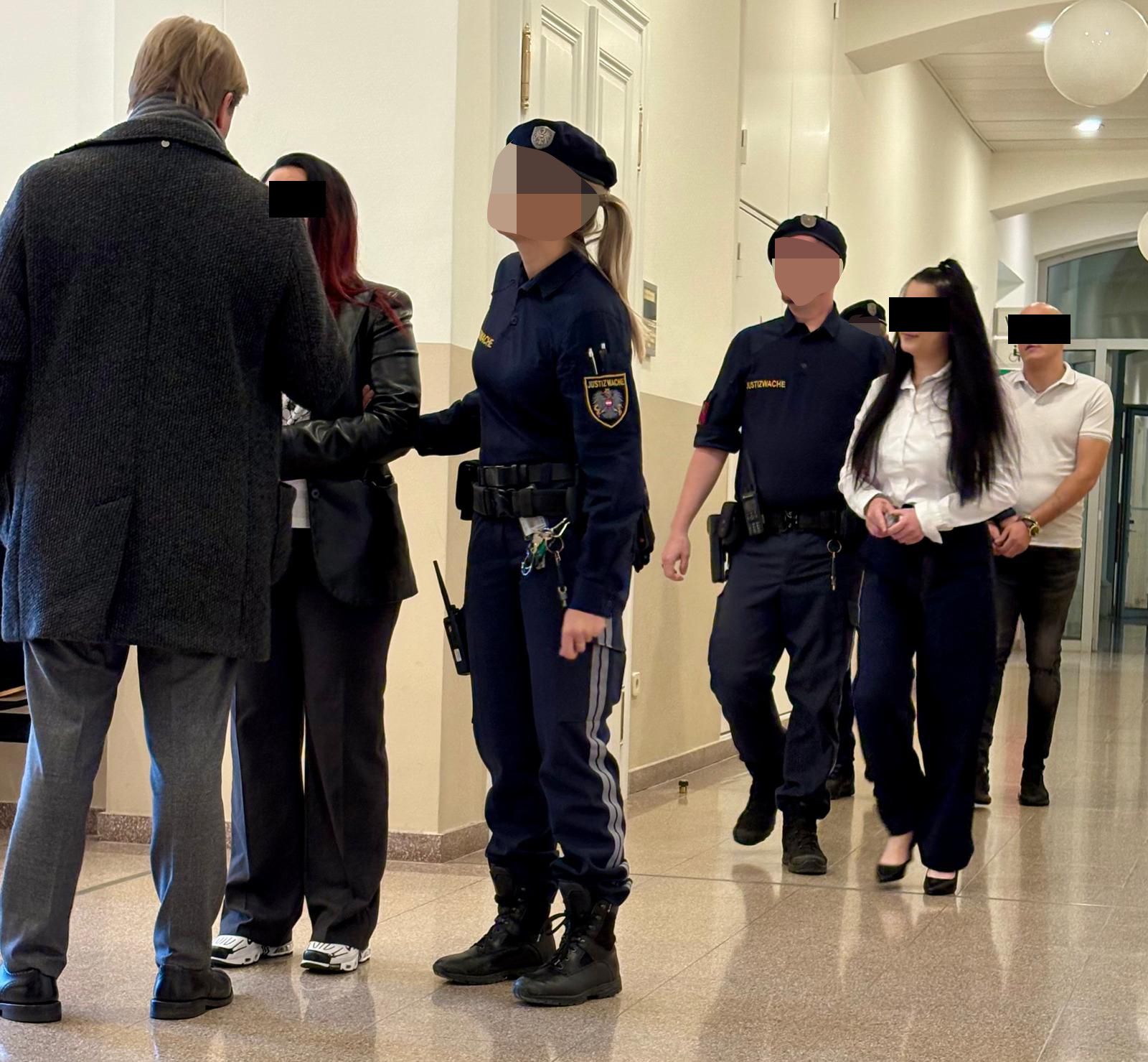 Die Angeklagten am Weg in den Gerichtssaal