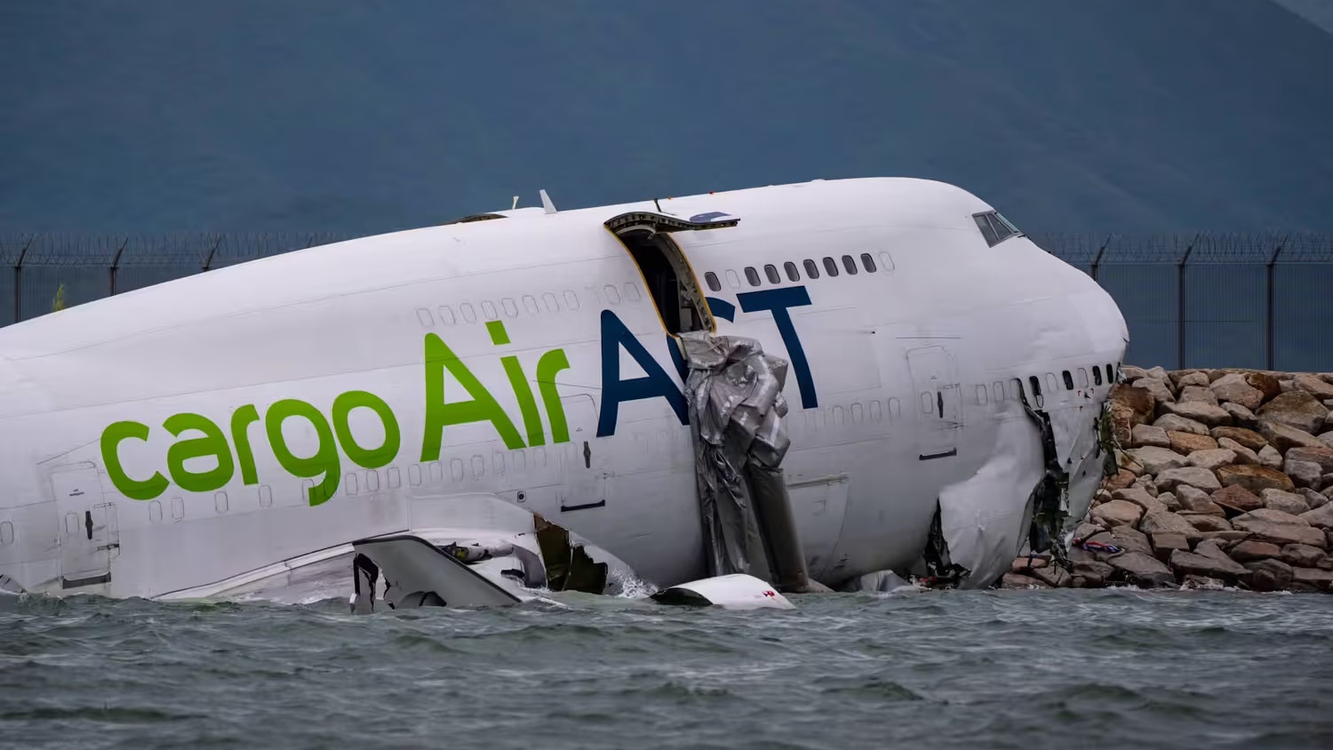 Heute.at - Jumbo-Jet rutscht über Landebahn ins Meer – 2 Tote