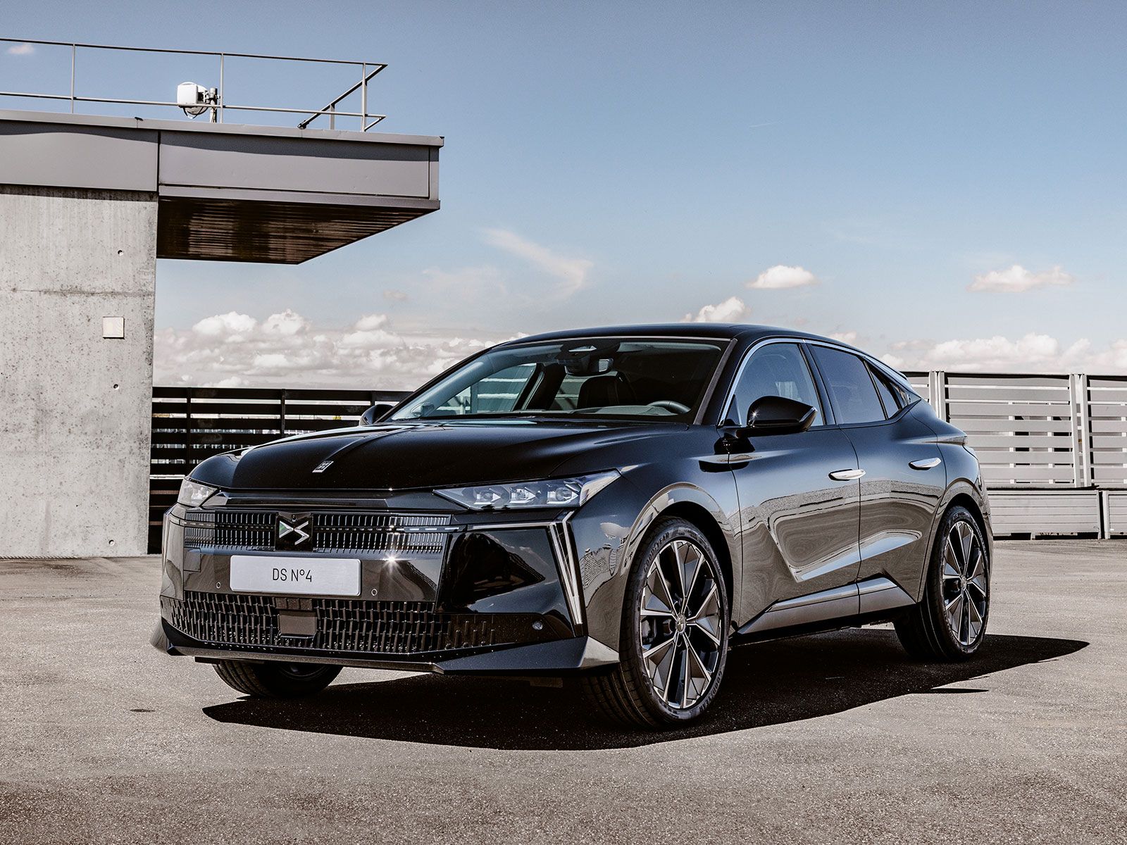 Der neue DS N°4 ist rein elektrisch als Vollhybrid und als Plug-in-Hybrid erhältlich.