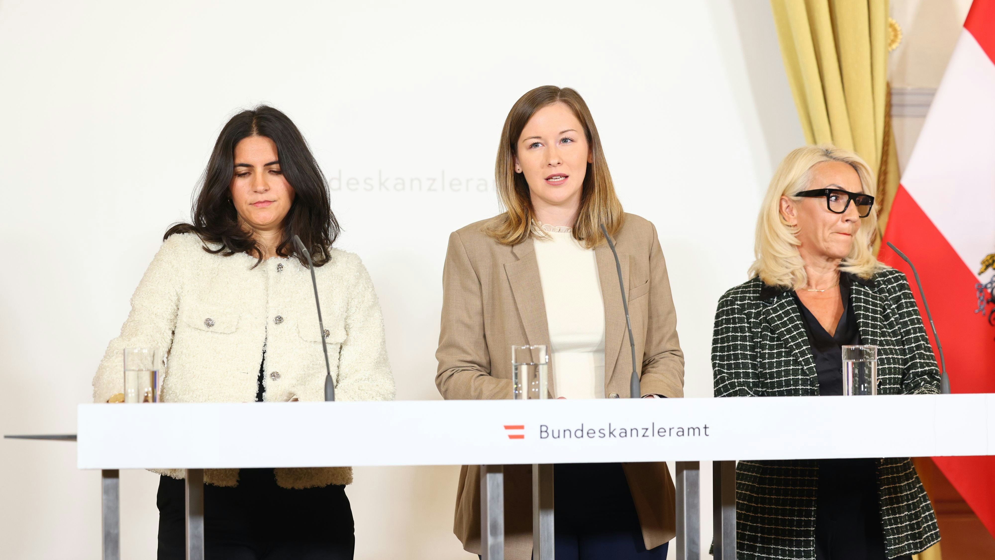 Integrationsministerin Claudia Plakolm (ÖVP) informierte am Montag gemeinsam mit der Leiterin des ÖIF-Frauenzentrum Sonia Koul und Integrationsexpertin Emina Saric über die Begleitmaßnahmen zum Kopftuchverbot.