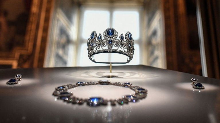 Zweieinhalb Wochen nach dem Überfall auf den Louvre fehlt von den geraubten Juwelen noch immer jede Spur. Aber der Schmuck soll für 8 Millionen Euro übers Darknet angeboten worden sein – mit Österreich als Drehscheibe. Aber es gibt grobe Zweifel an der Story.