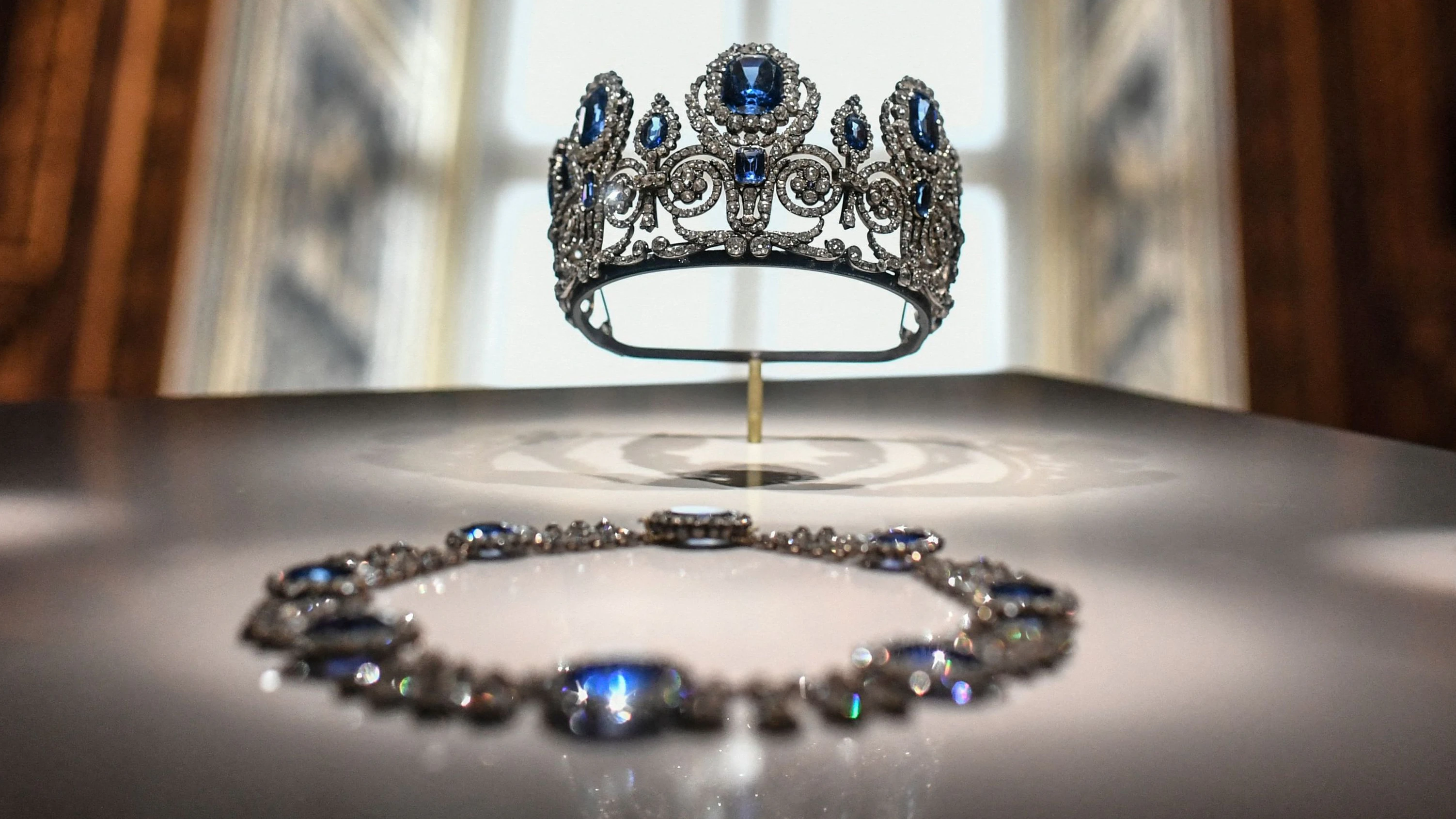 Der Schmuck soll online angeboten worden sein