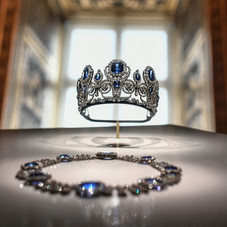 Zweieinhalb Wochen nach dem Überfall auf den Louvre fehlt von den geraubten Juwelen noch immer jede Spur. Aber der Schmuck soll für 8 Millionen Euro übers Darknet angeboten worden sein – mit Österreich als Drehscheibe. Aber es gibt grobe Zweifel an der Story.