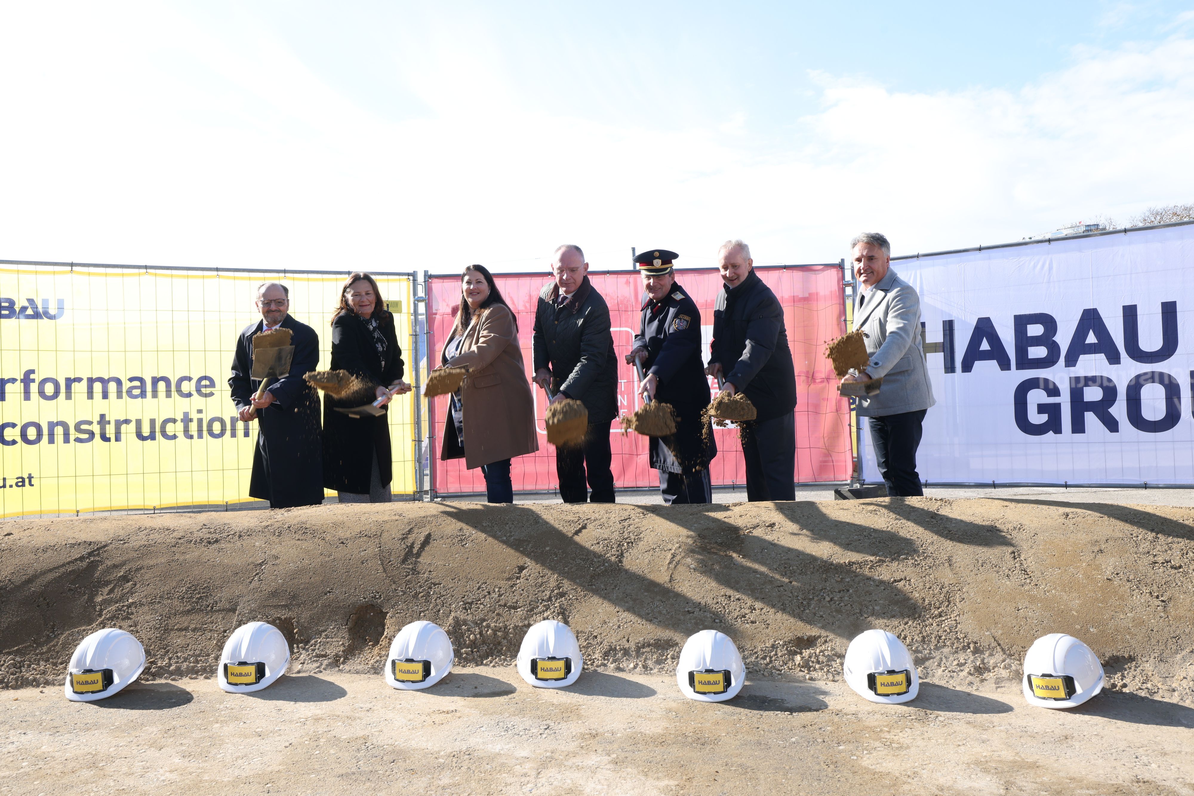 Innenminister Karner (Mitte), Wohnbau-Stadträtin und Vizebürgermeisterin Gaál und Polizeipräsident Pürstl beim Spatenstich für das neue Sicherheitszentrum.