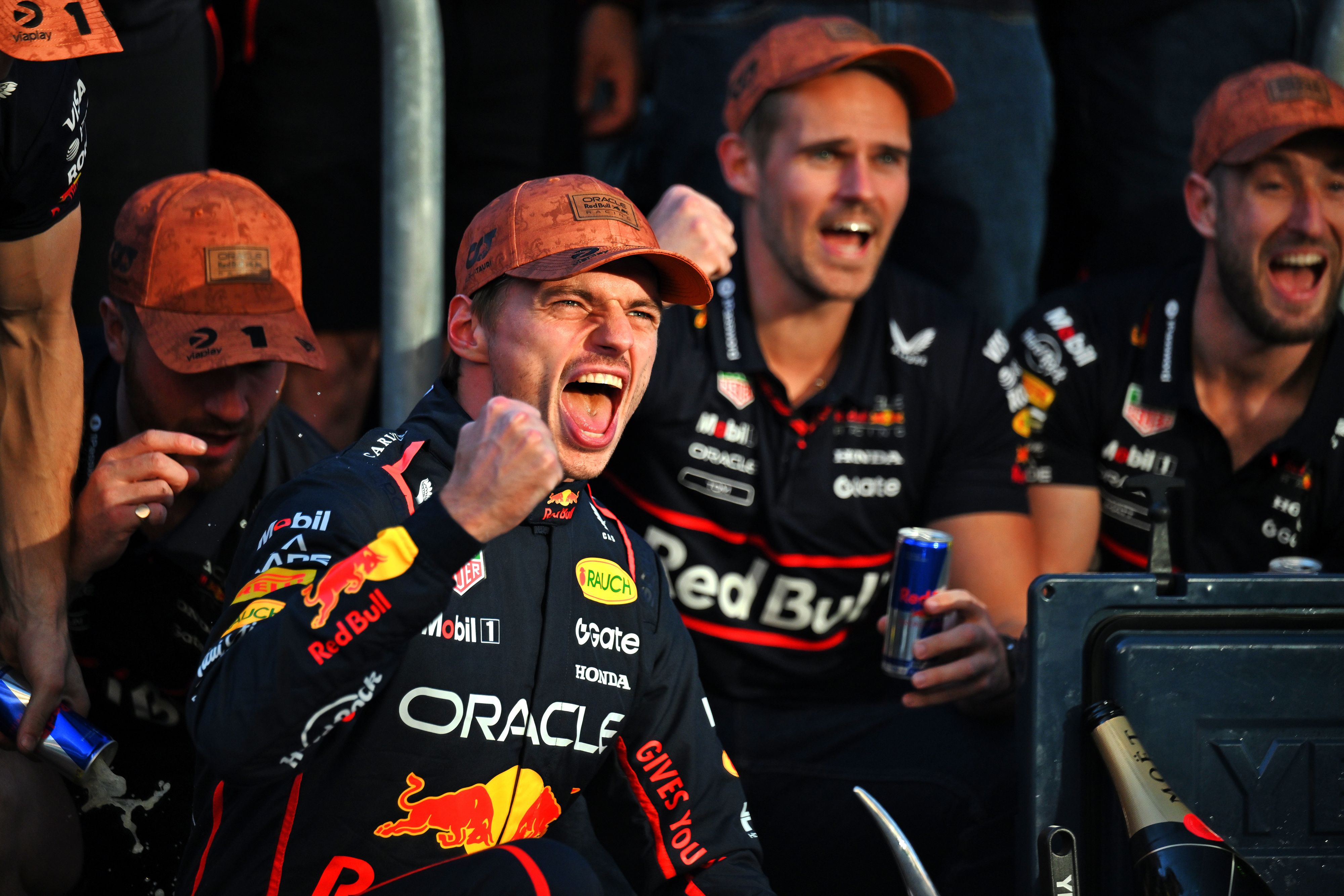 Verstappen siegt, Red Bull kassiert Strafe.