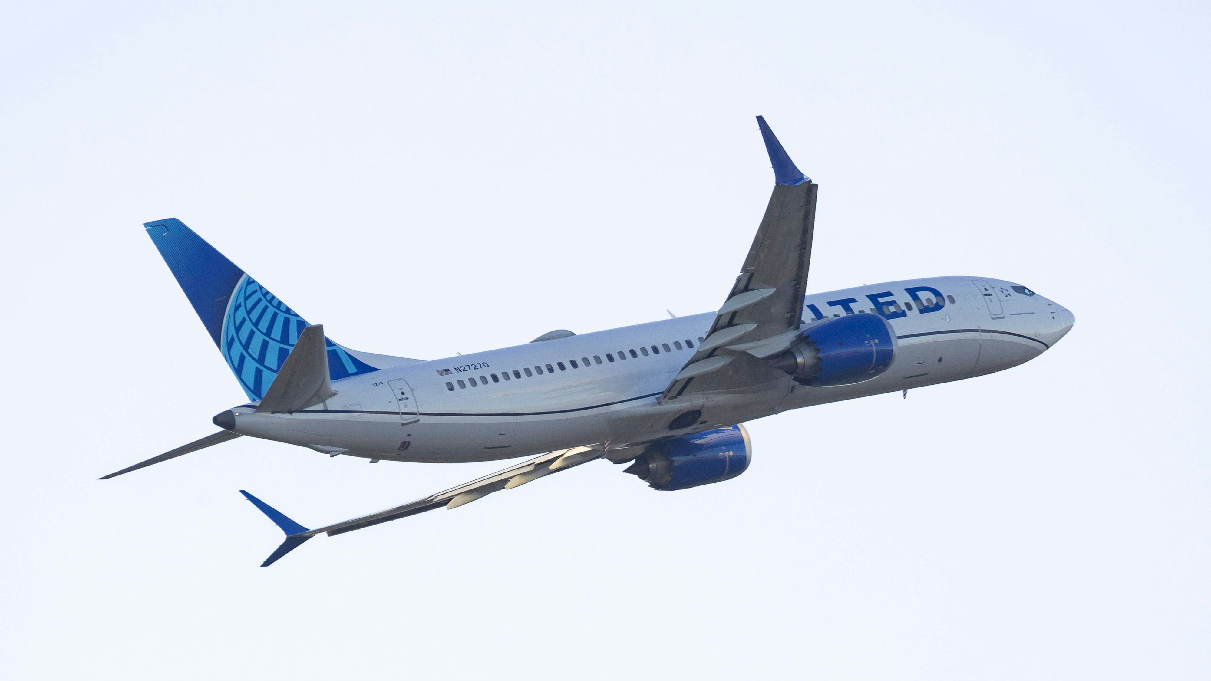 Heute.at - Boeing 737 in 11.000 m Höhe von Objekt getroffen