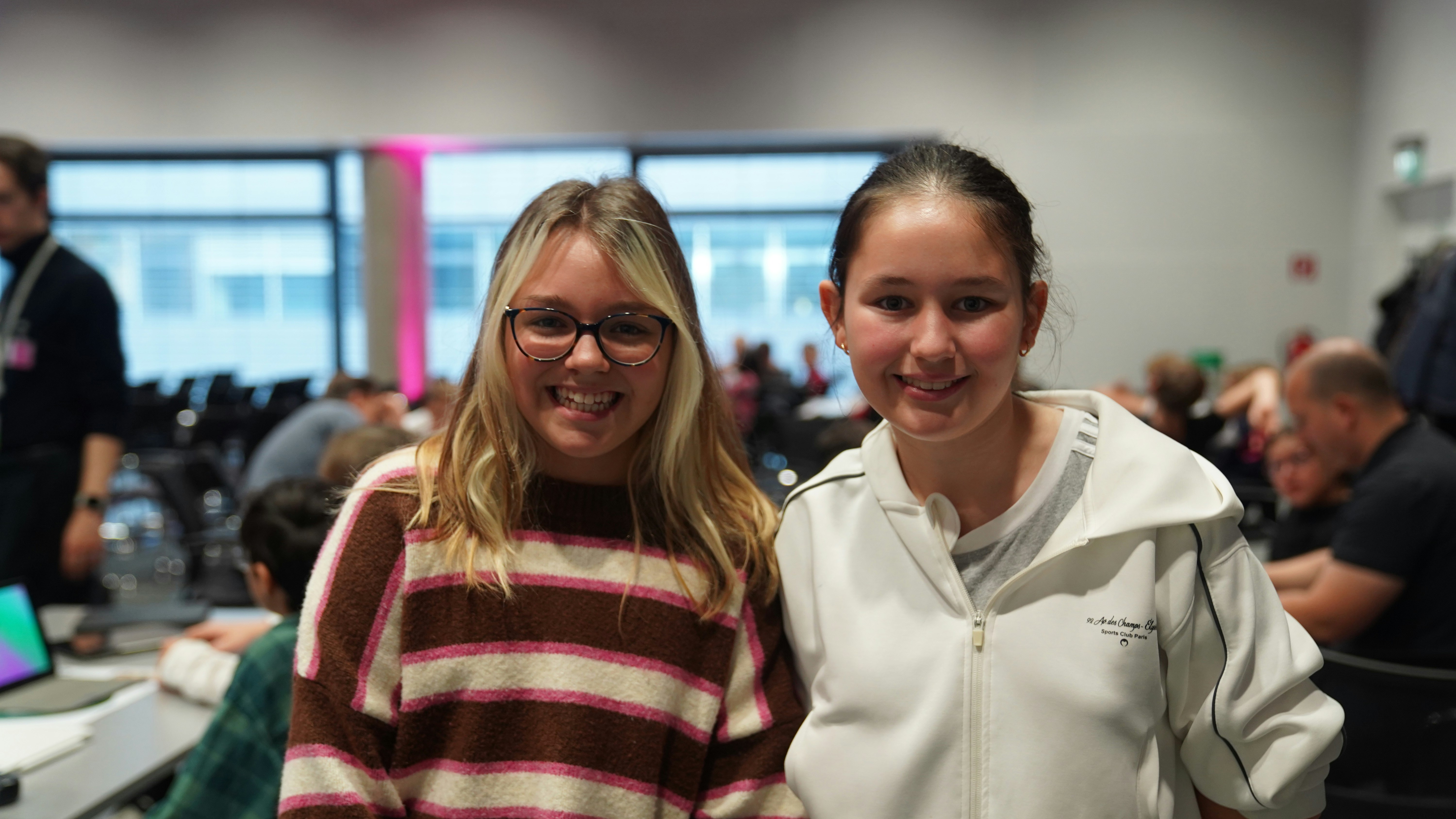 Amanda und Aylen (v.l.) haben viele Ideen, wie man Hass im Netz bekämpfen kann.