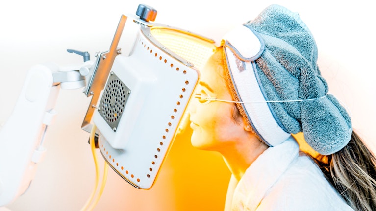 Das Licht am Ende des Tunnels könnte von einer Lampe stammen. Immer mehr Studien belegen, dass Lichttherapie einen positiven Einfluss auf unser Wohlbefinden hat. Und sie könnte auch bei anderen Arten von Depressionen wirken.